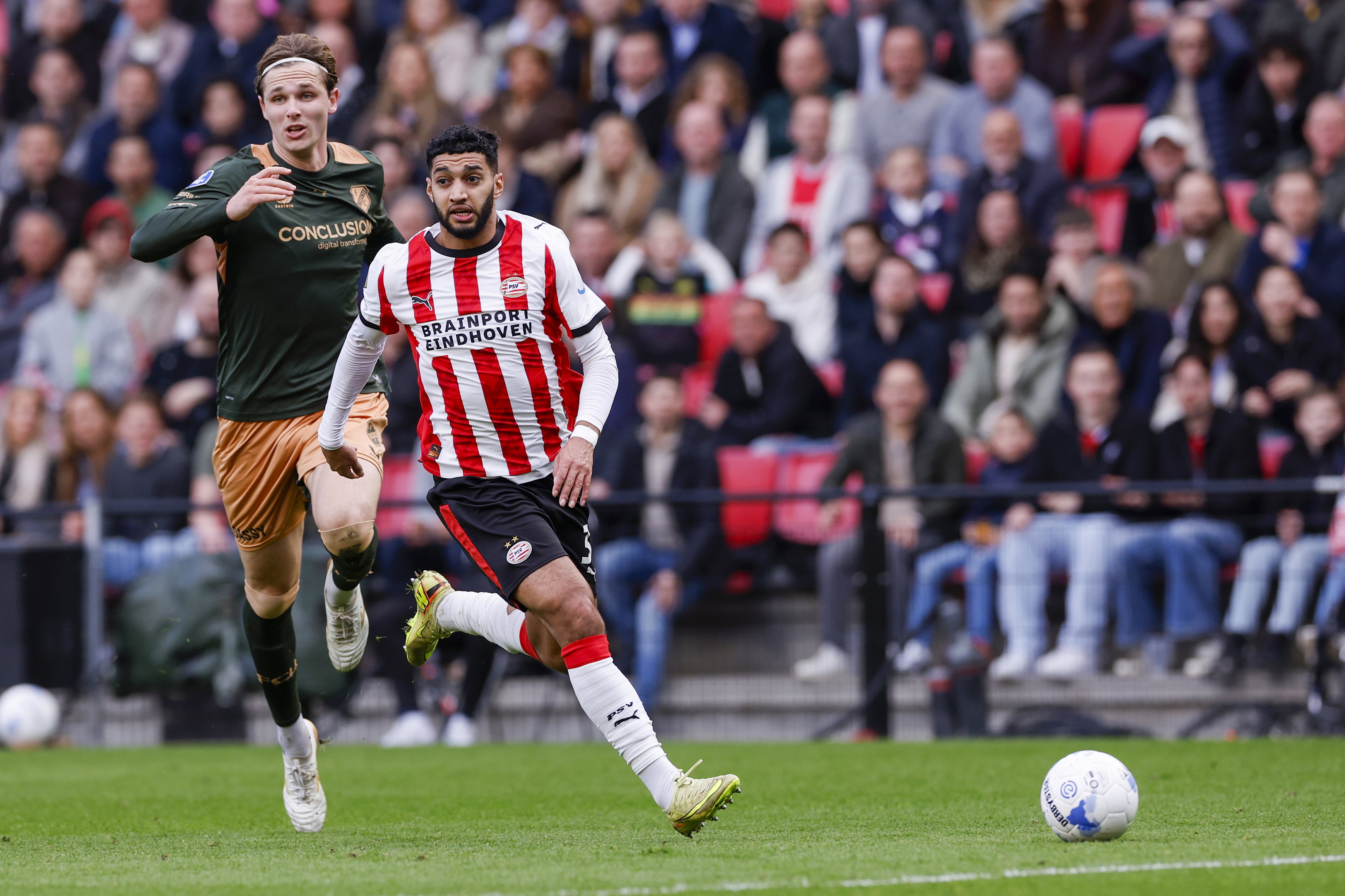 Matisse Didden wordt eruit gerend door Ismael Saibari