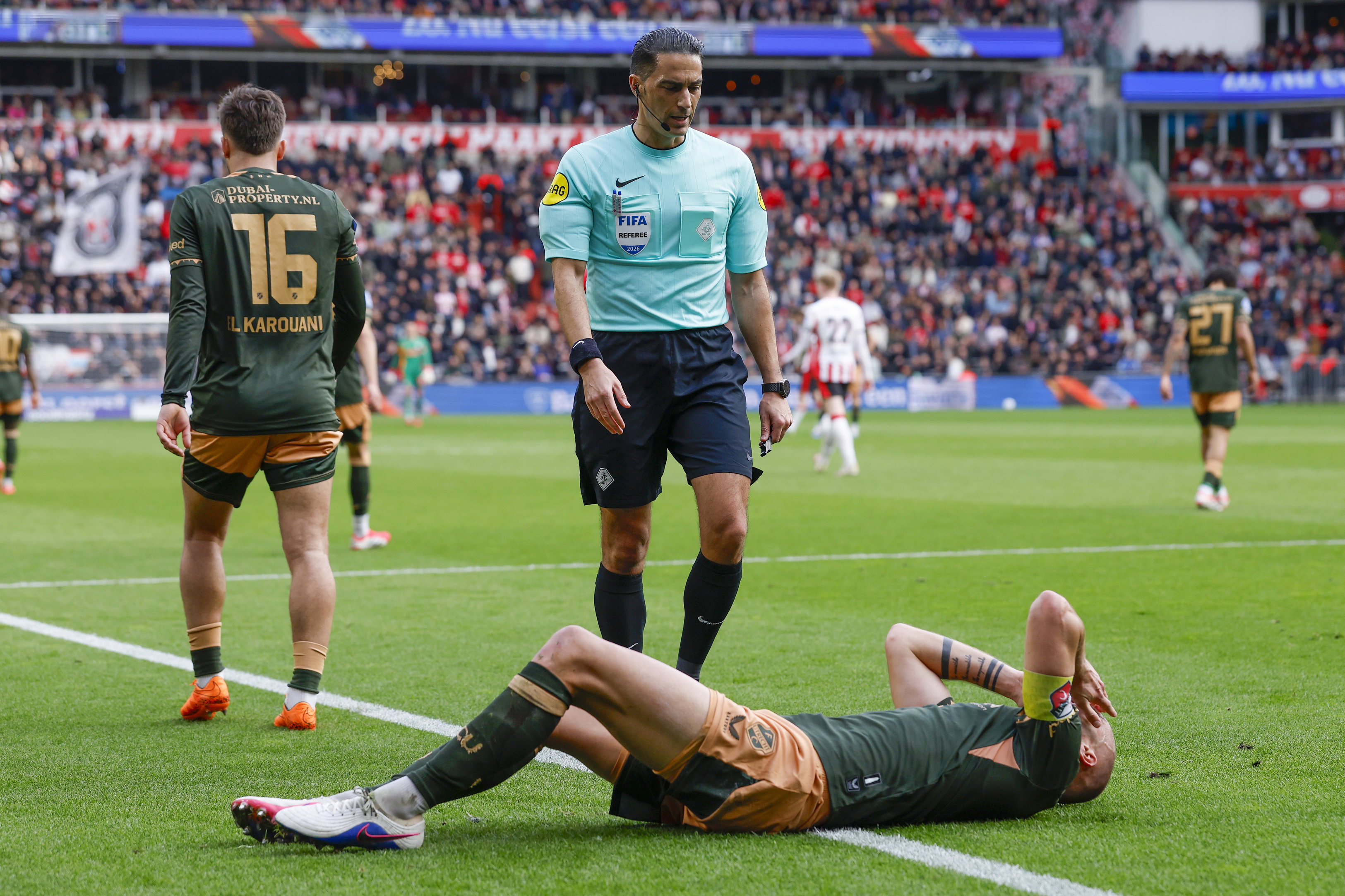 Mike van der Hoorn ligt op de grond