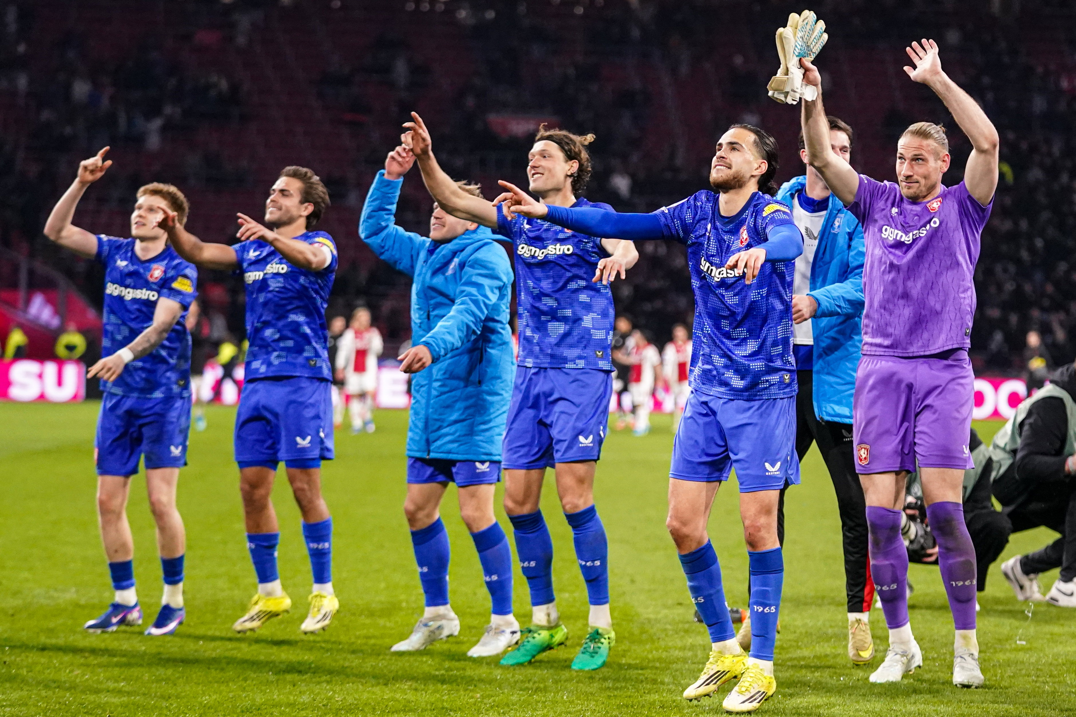 FC Twente viert feest na de overwinning op Ajax