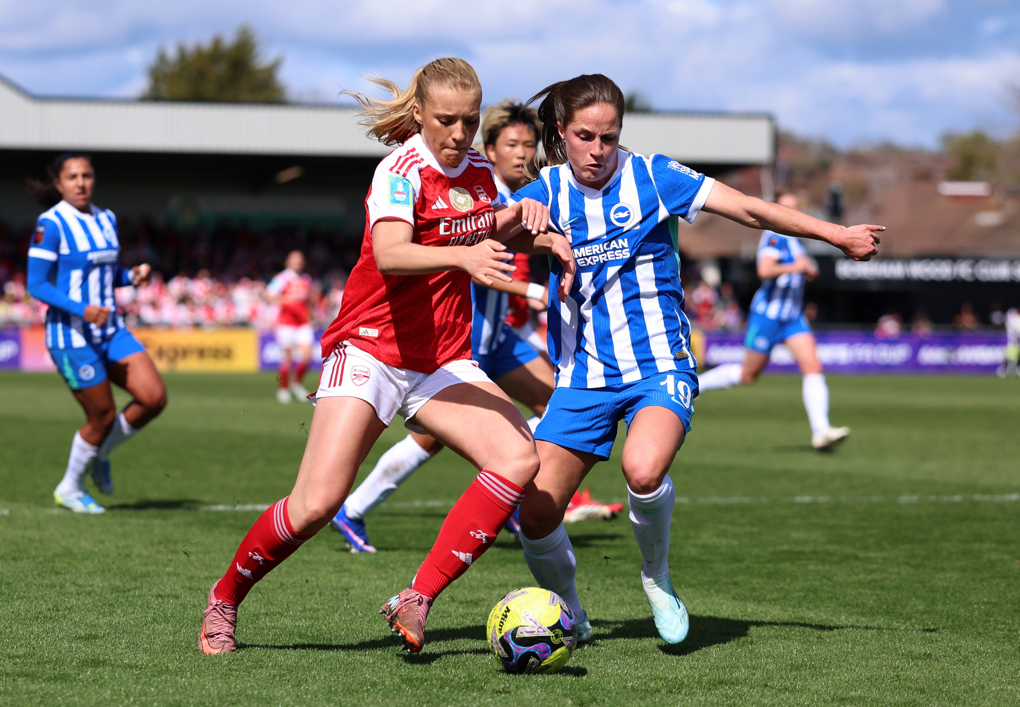 Marisa Olislagers (Brighton & Hove Albion) in duel met Smilla Holmberg (Arsenal)