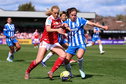 Marisa Olislagers (Brighton & Hove Albion) in duel met Smilla Holmberg (Arsenal)