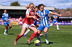 Marisa Olislagers (Brighton & Hove Albion) in duel met Smilla Holmberg (Arsenal)