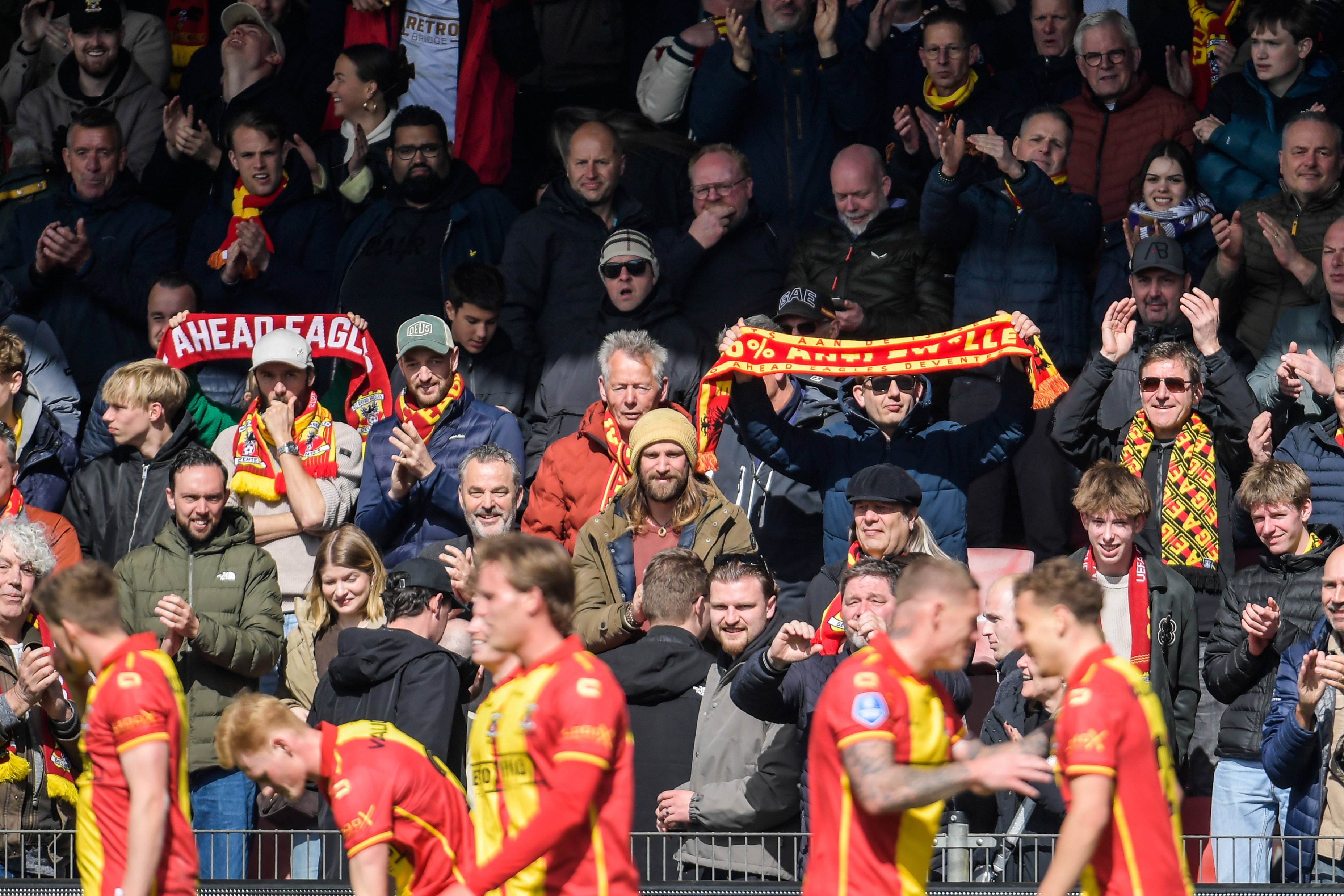 Supporters van Go Ahead Eagles juichen na een doelpunt