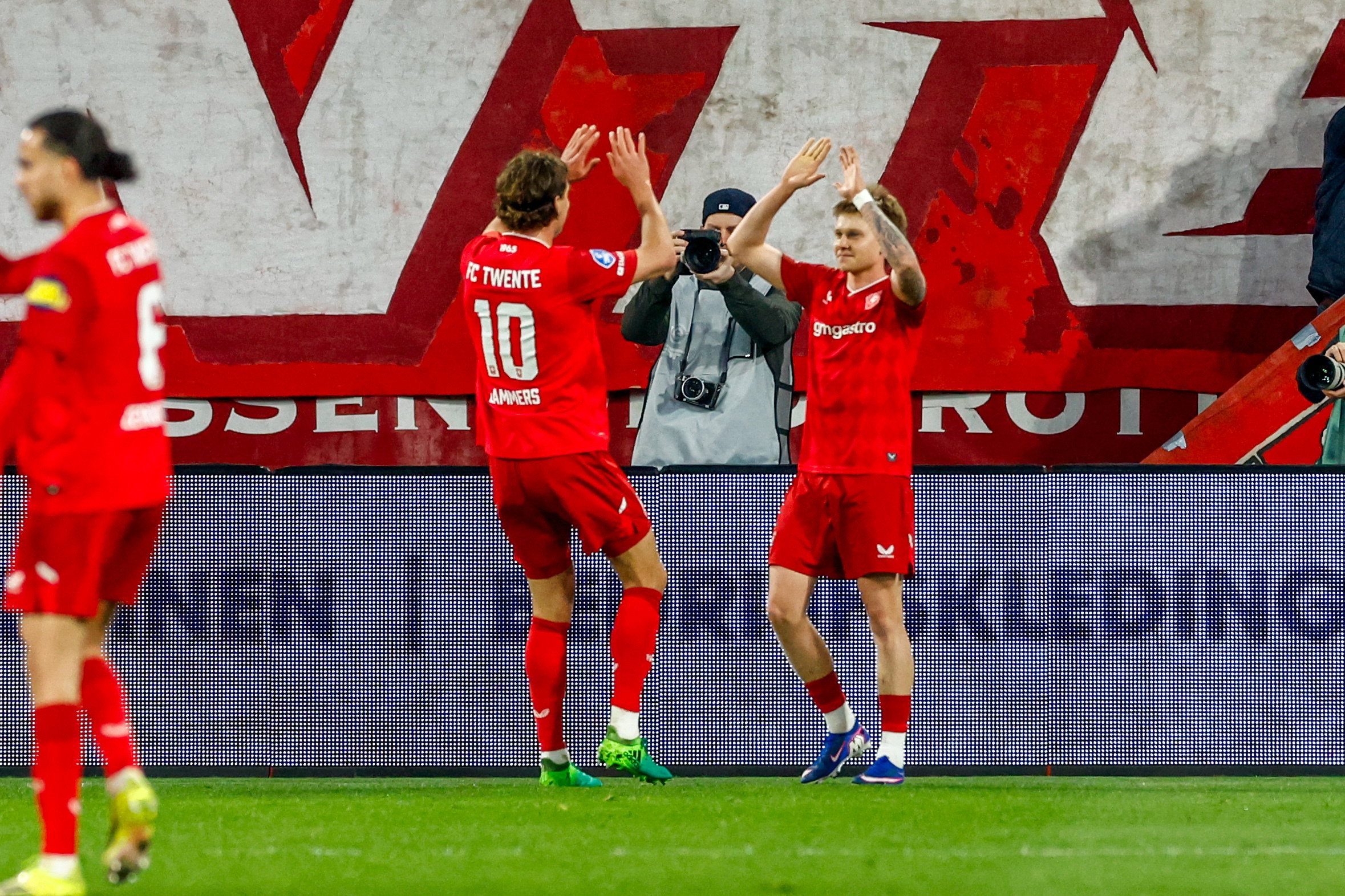 FC Twente viert de treffer van Kristian Hlynsson tegen FC Volendam