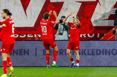 FC Twente viert de treffer van Kristian Hlynsson tegen FC Volendam