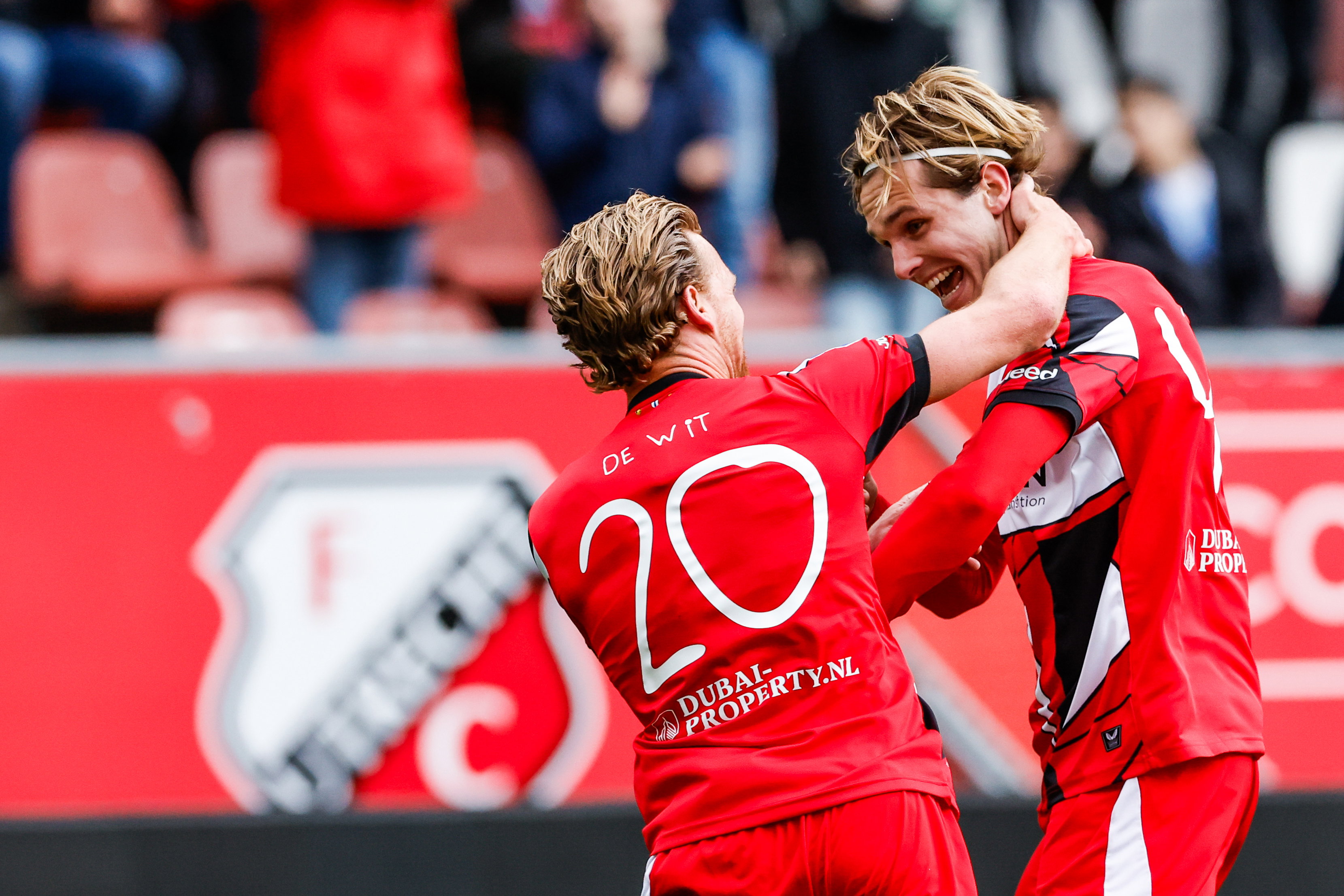 Matisse Didden viert zijn doelpunt met Dani de Wit