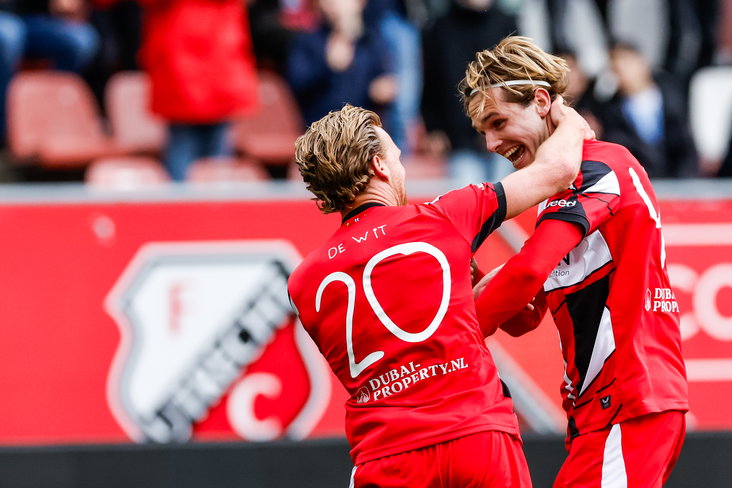 Matisse Didden viert zijn doelpunt met Dani de Wit