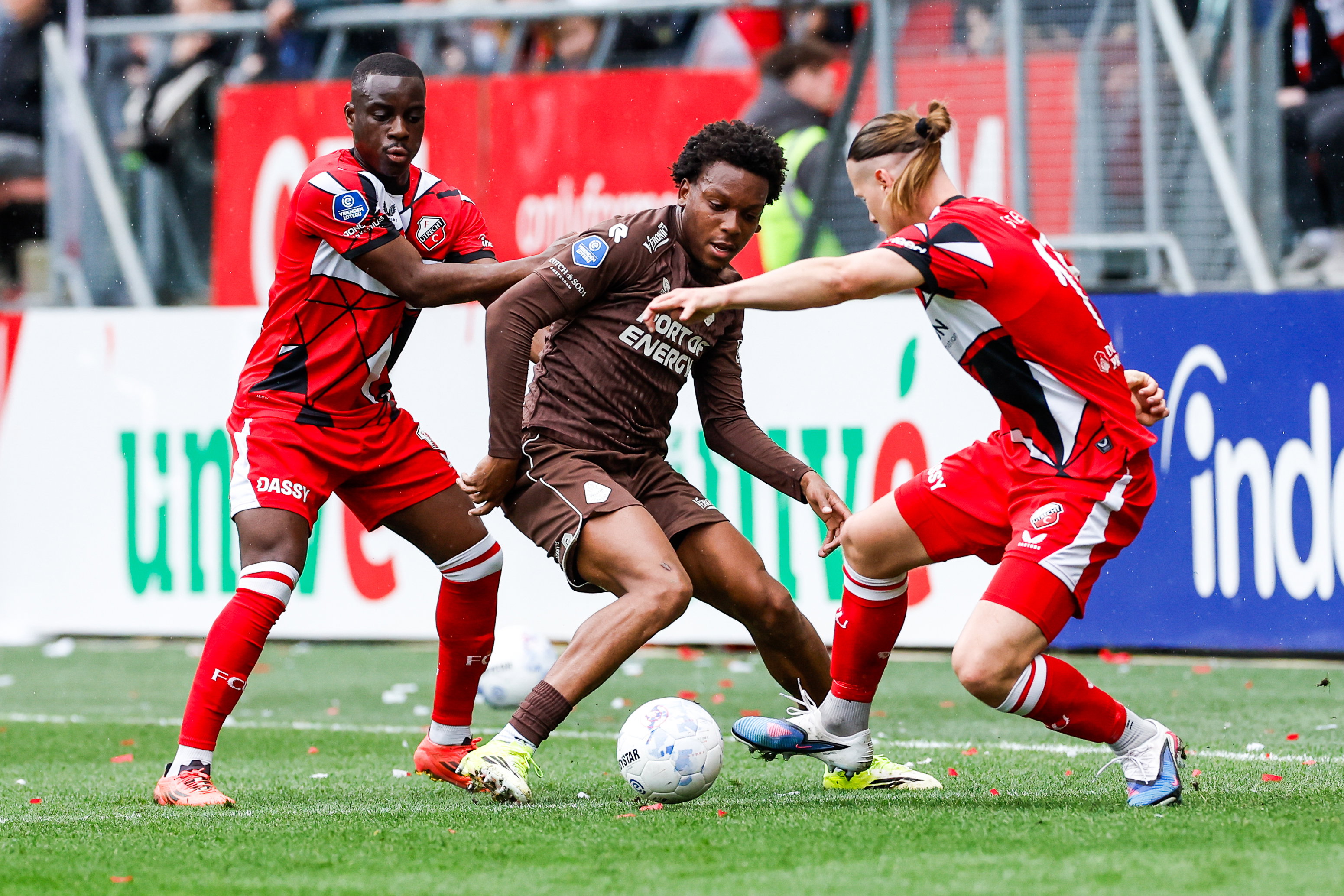 Yoann Cathline in duel met Neville Ogidi Nwankwo