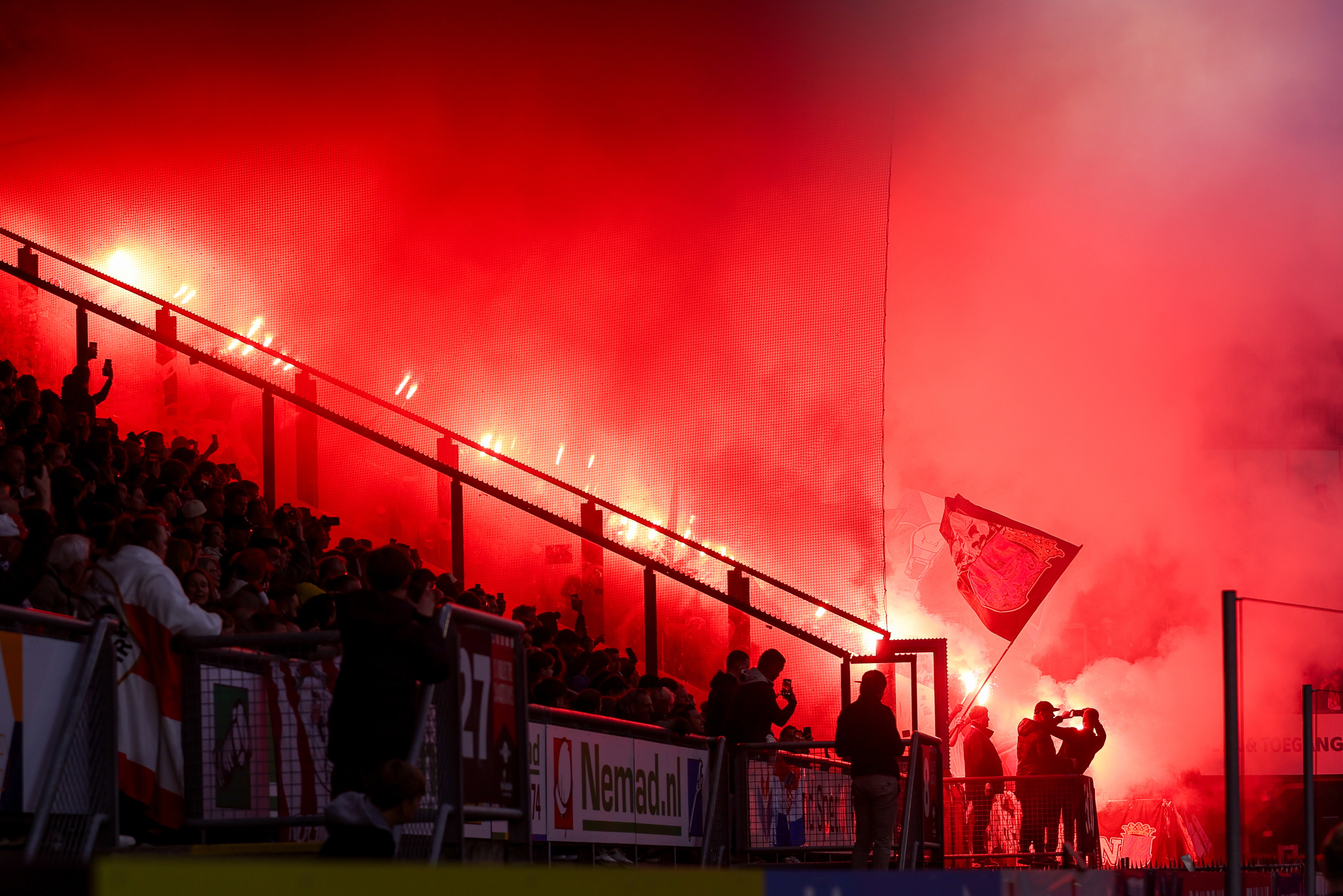 De fakkels in het vak met PSV-supporters