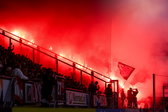 De fakkels in het vak met PSV-supporters