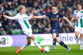 Stefan Ingi Sigurdarson (Go Ahead Eagles) in duel met Thijmen Blokzijl (FC Groningen)