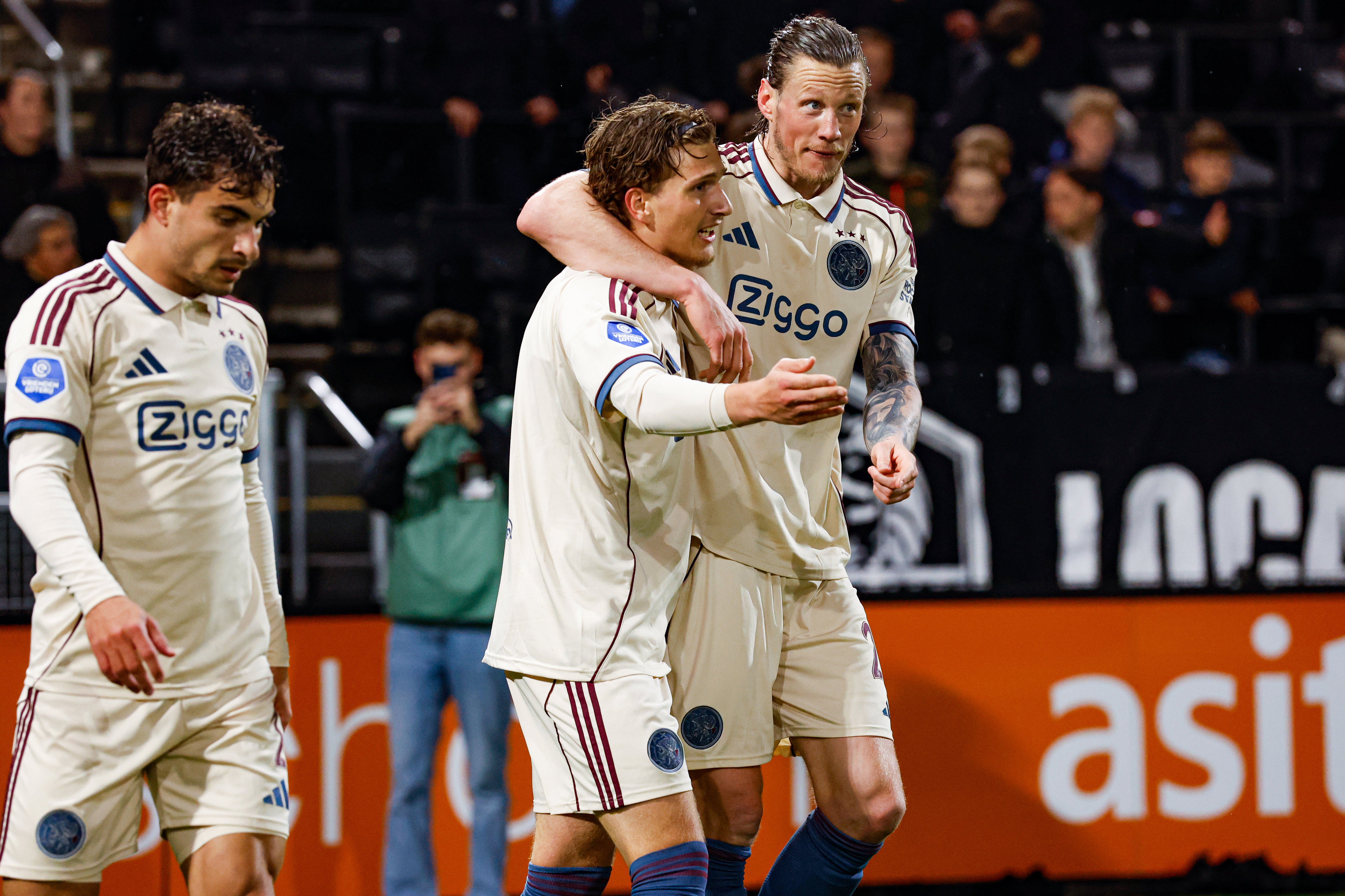 Mika Godts en Wout Weghorst (Ajax) juichen