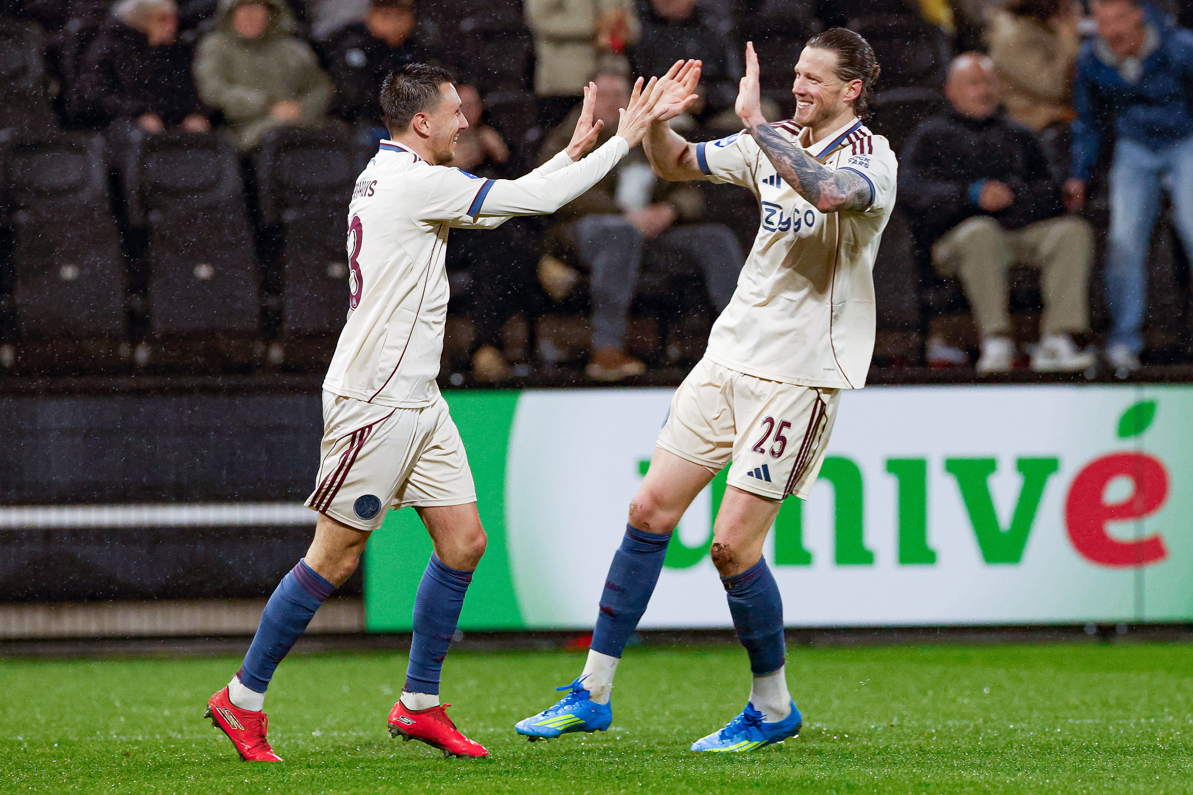 Steven Berghuis en Wout Weghorst vieren een treffer in Almelo