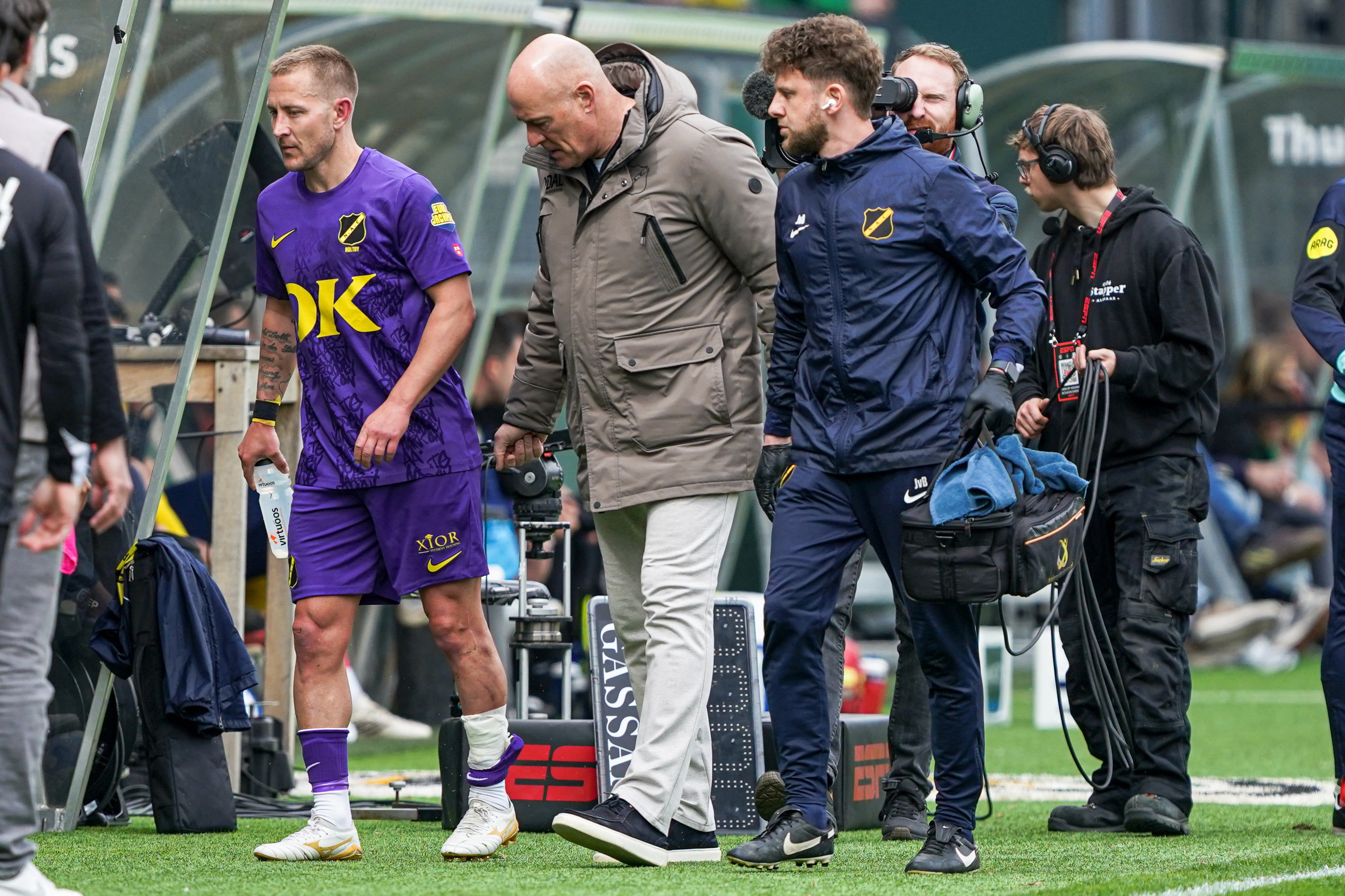 Lewis Holtby gaat geblesseerd van het veld