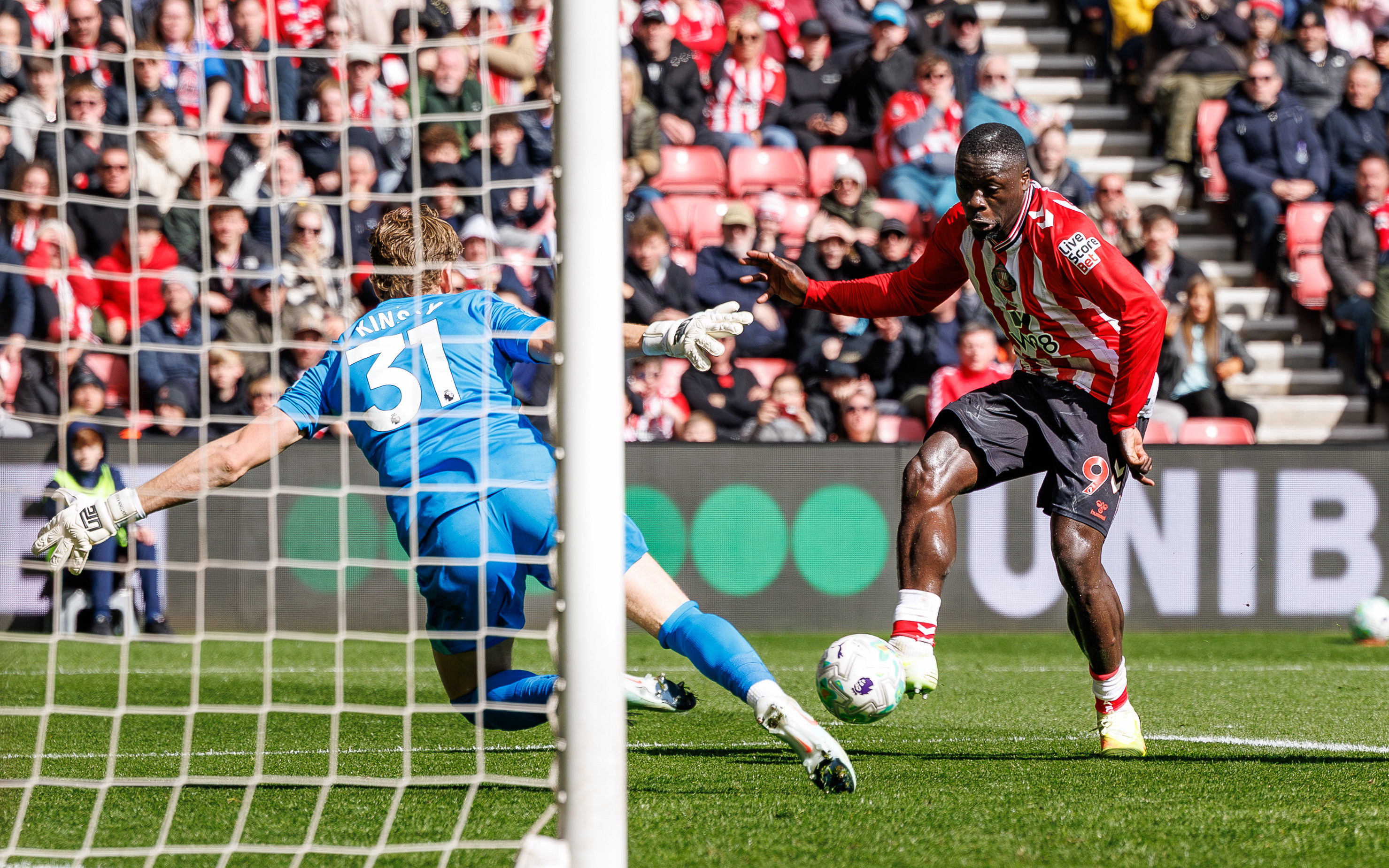 Brian Brobbey in actie tegen Tottenham Hotspur