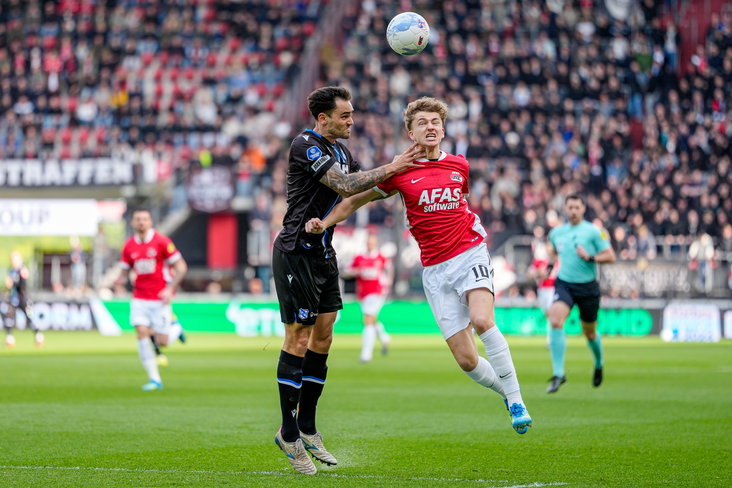 Sam Kersten in duel met Sven Mijnans