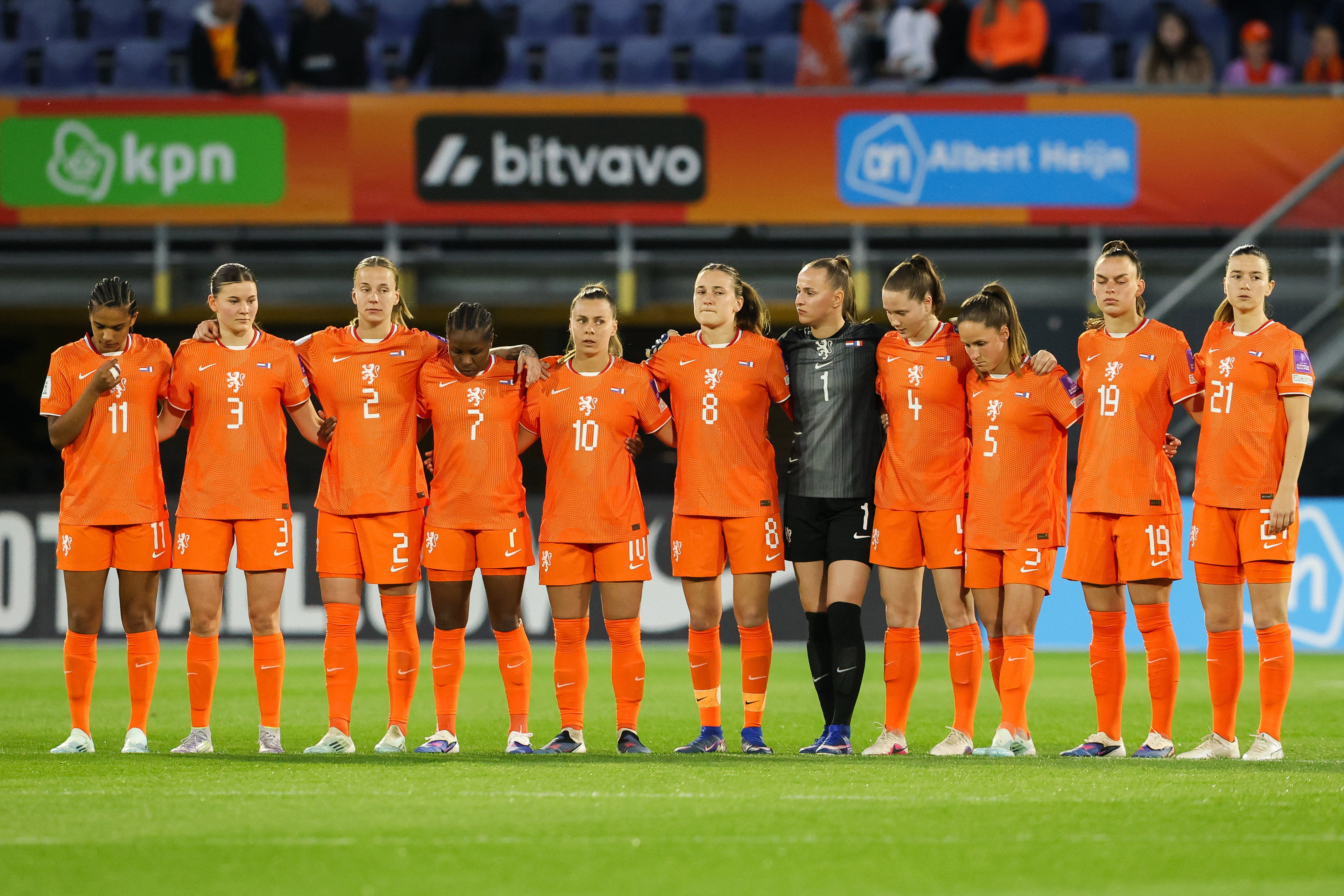 De OranjeLeeuwinnen tijdens een minuut stilte