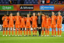 De OranjeLeeuwinnen tijdens een minuut stilte