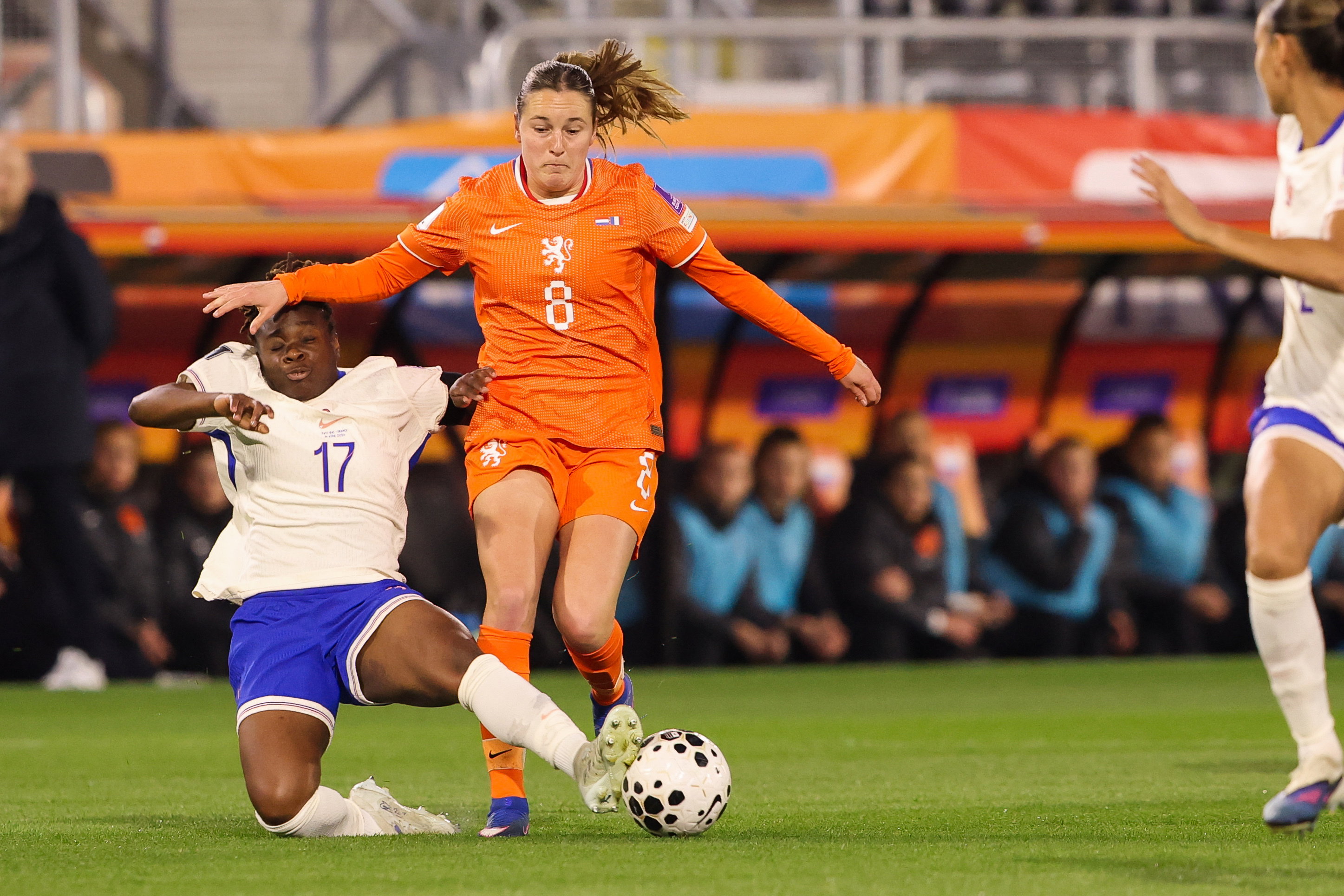 Wieke Kaptein in actie tegen Frankrijk