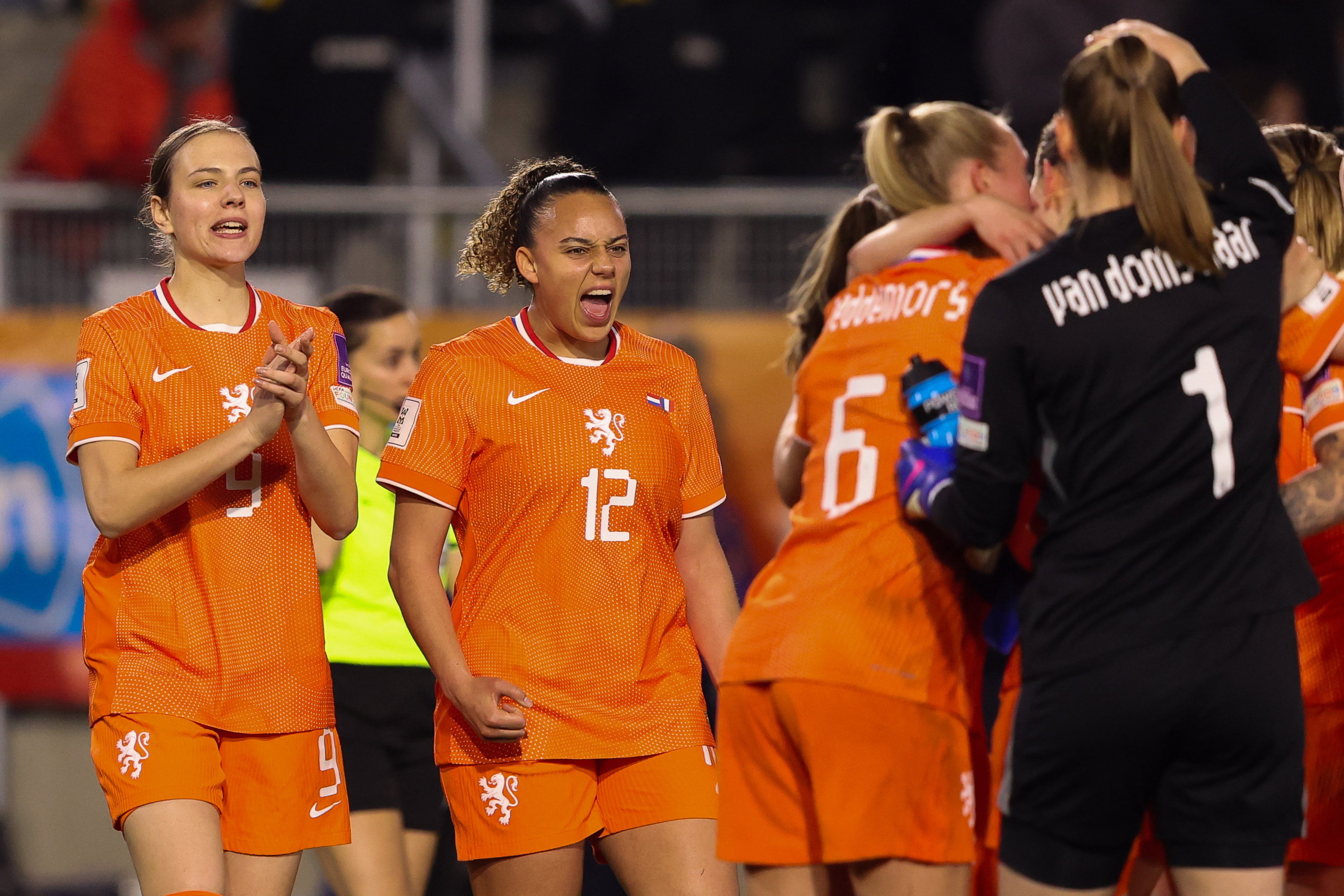 Chasity Grant juicht, de OranjeLeeuwinnen vieren feest na de zege op Frankrijk