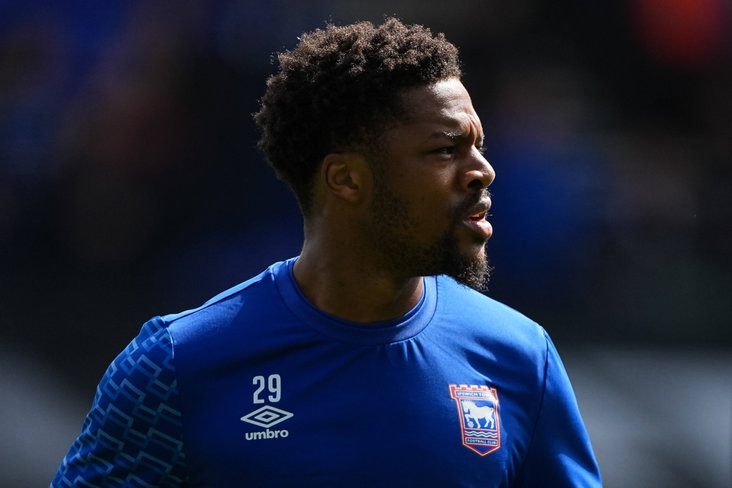Chuba Akpom in het shirt van Ipswich Town
