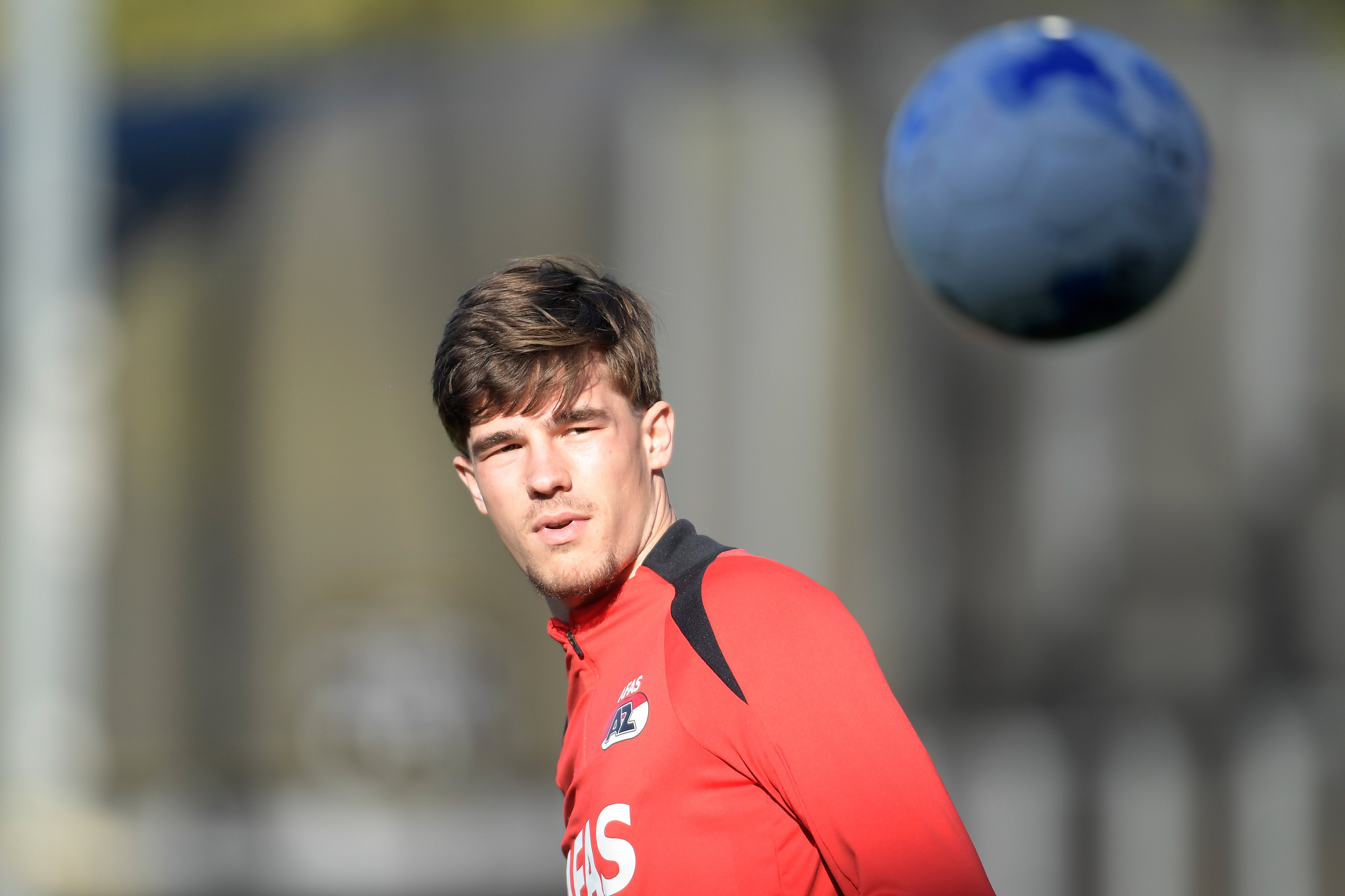 Wouter Goes kijkt naar de bal