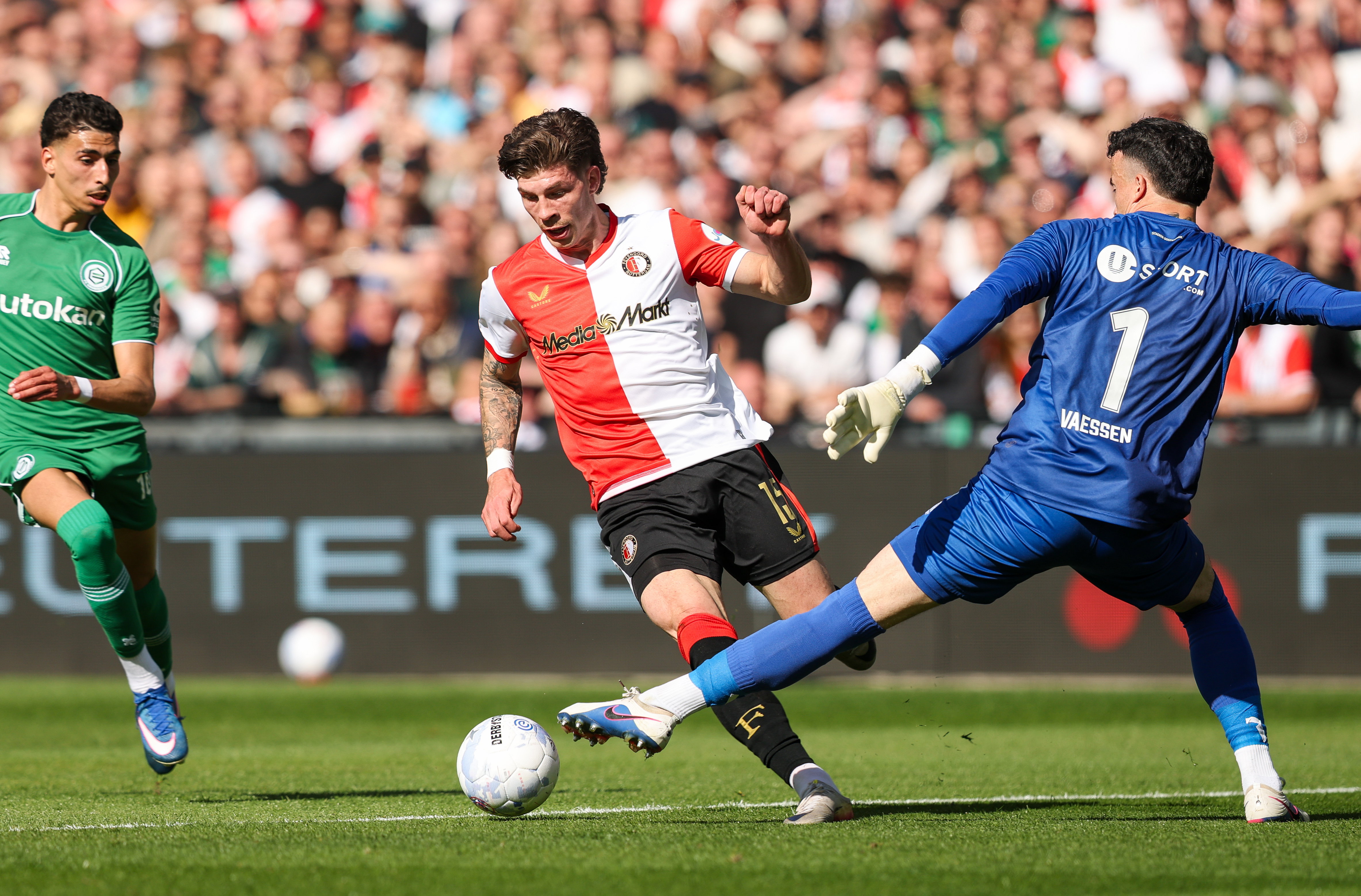Etienne Vaessen haalt Jordan Bos onderuit