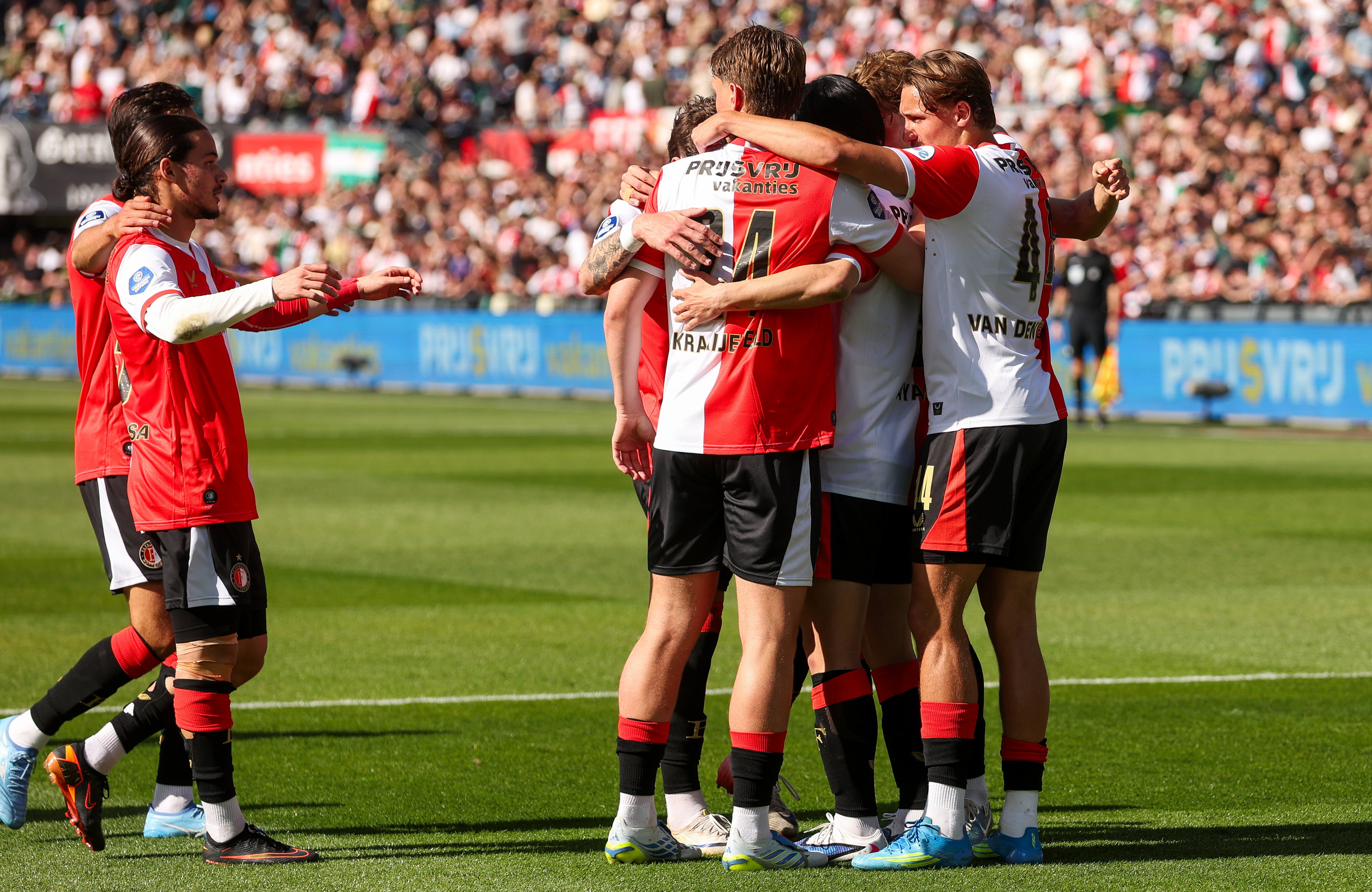 Feyenoord juicht na een goal in De Kuip
