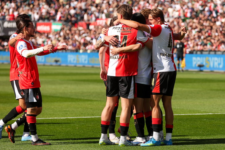 Feyenoord juicht na een goal in De Kuip