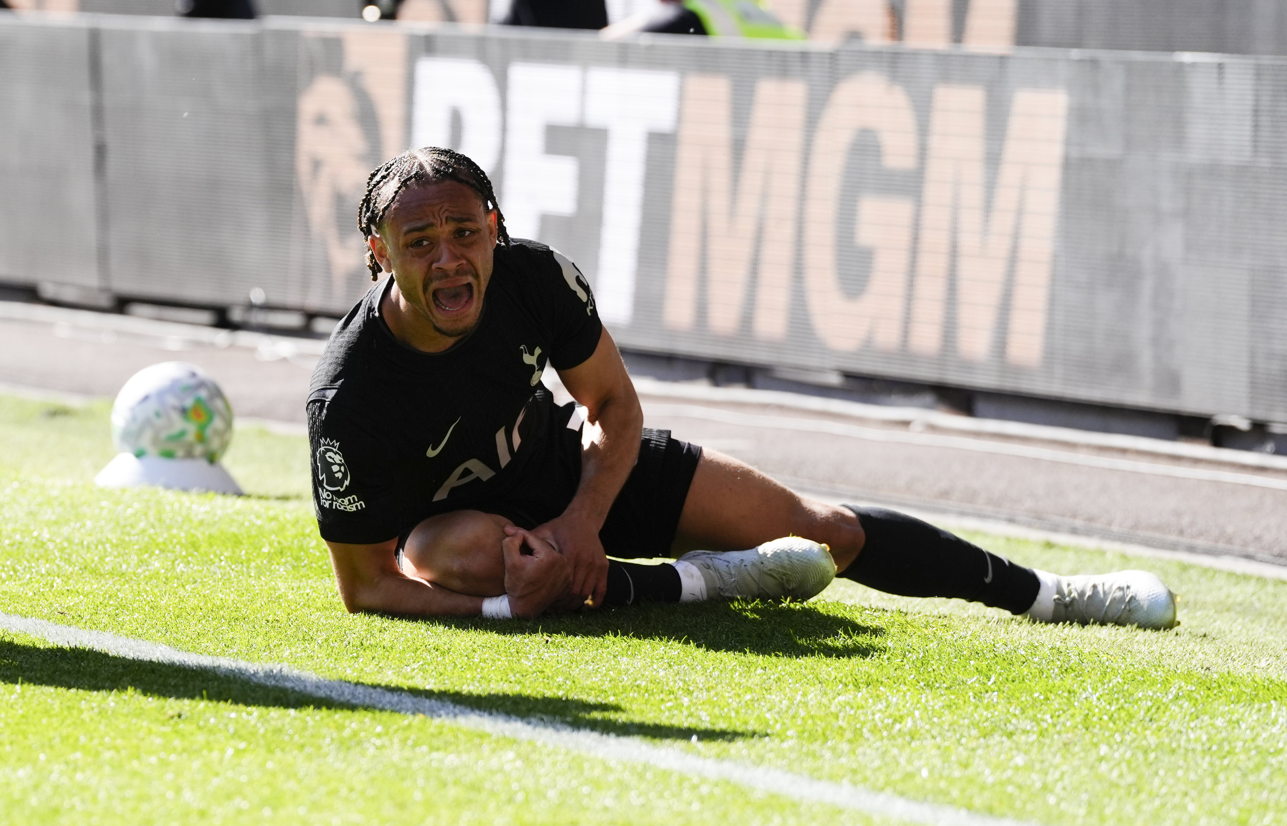 Xavi Simons raakte geblesseerd tegen Wolverhampton Wanderers