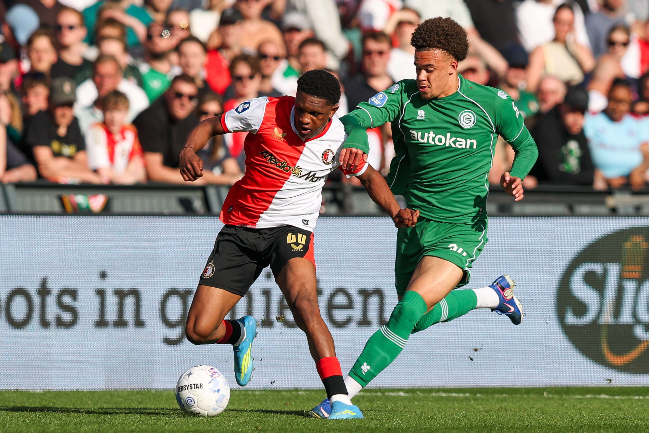 Ryan Metu in duel met Givairo Read