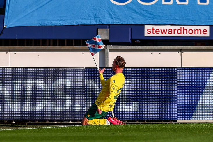 Phillip Brittijn viert zijn treffer in het Abe Lenstra Stadion