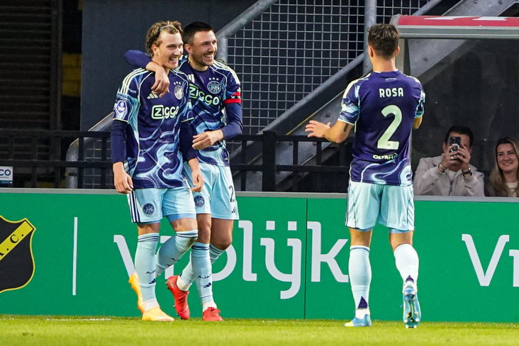 Steven Berghuis juicht met Mika Godts