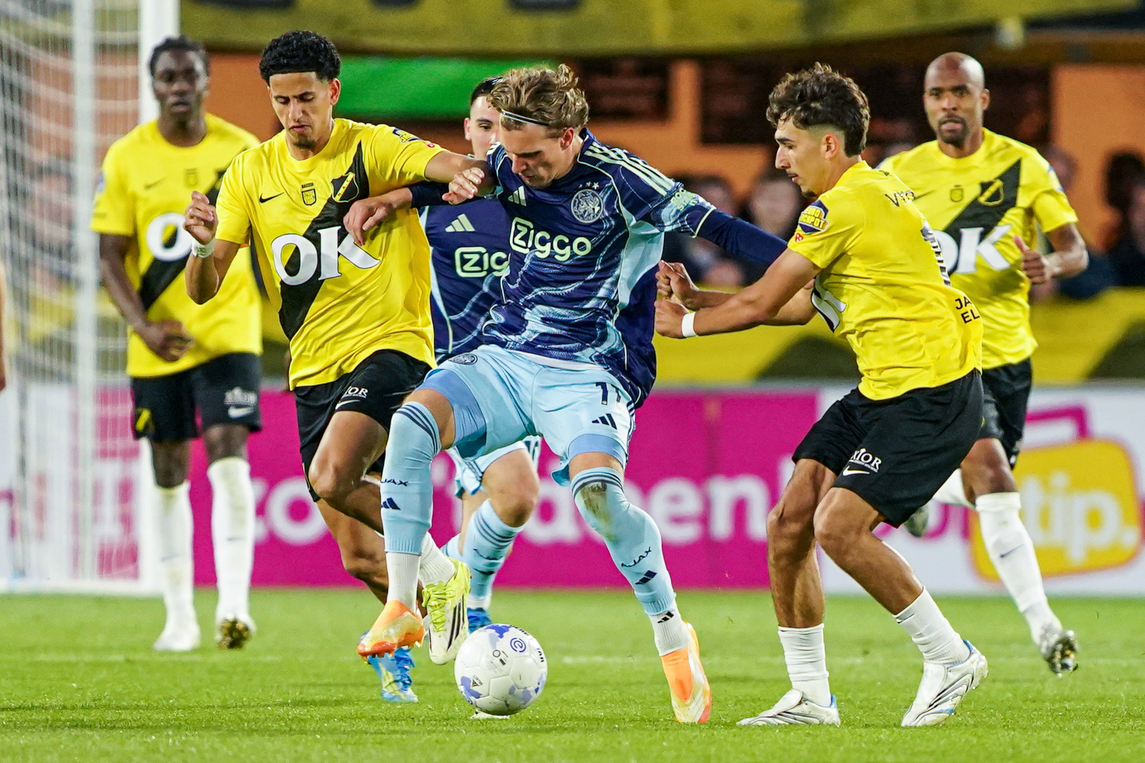 Mika Godts dribbelt door de NAC-verdediging