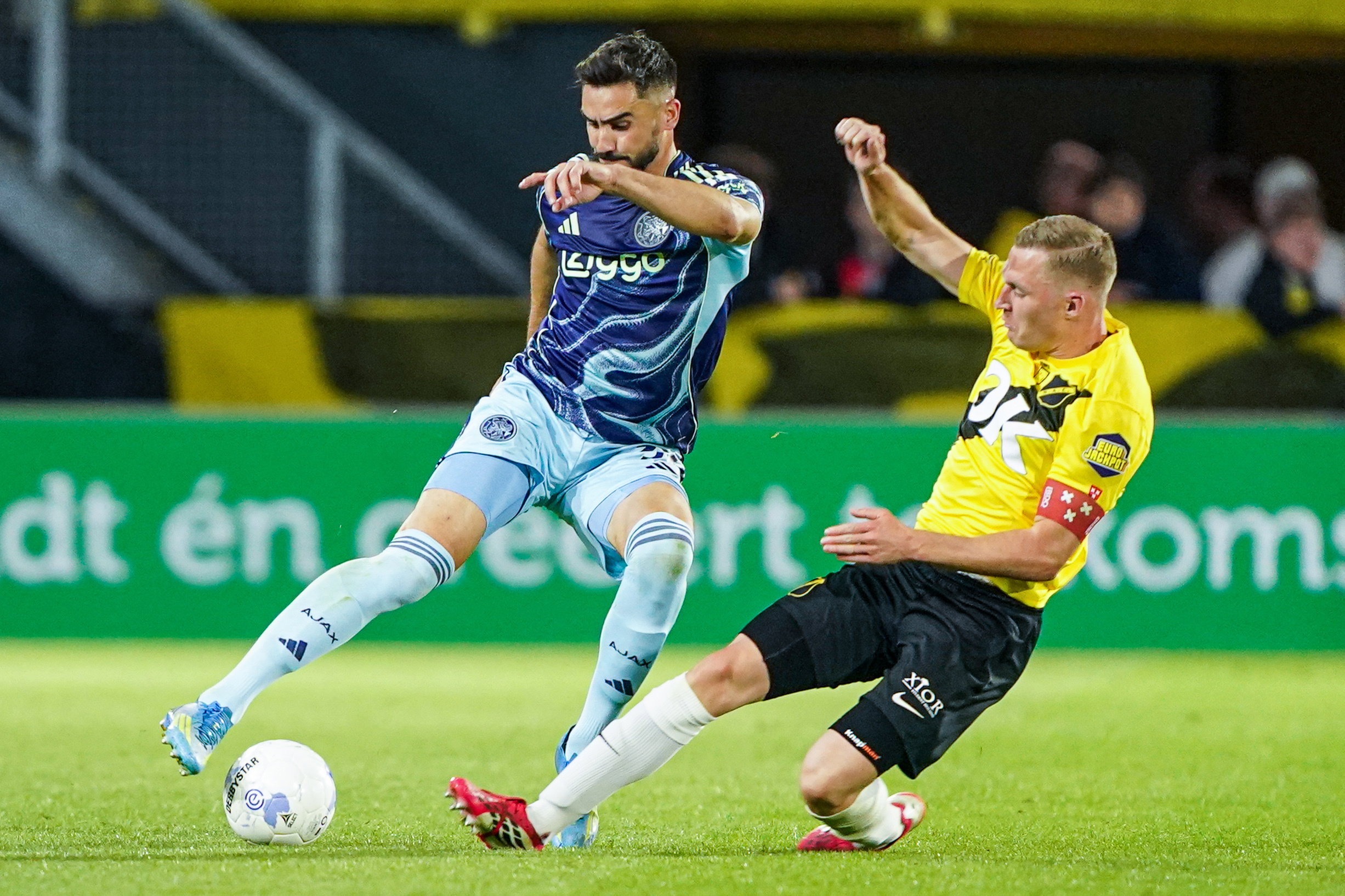 Boy Kemper plaatst een tackle op Josip Sutalo
