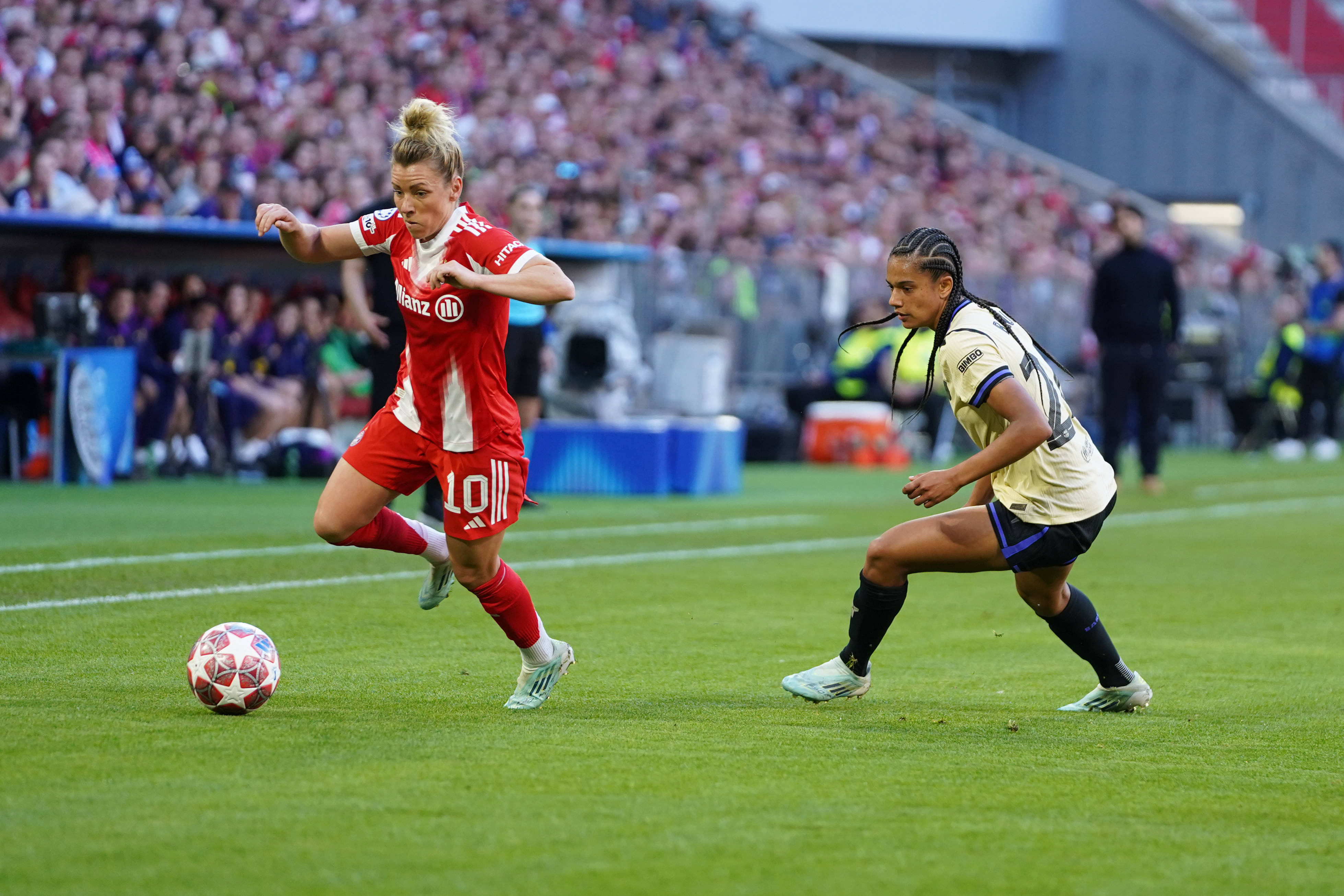 Esmee Brugts (FC Barcelona) in actie tegen Bayern München