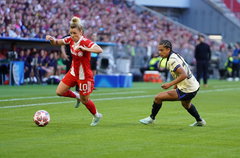 Esmee Brugts (FC Barcelona) in actie tegen Bayern München
