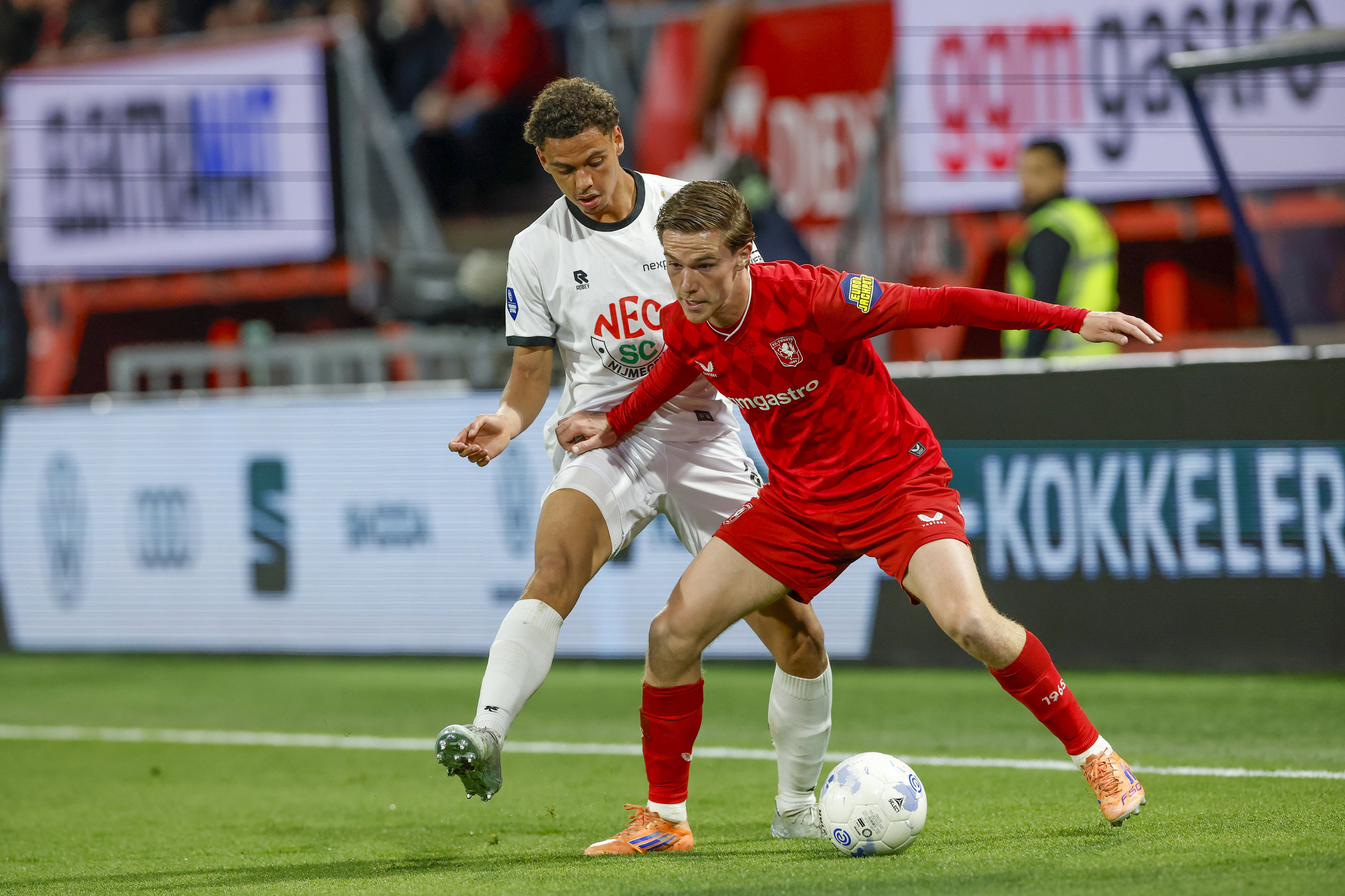 Daan Rots in het duel met NEC