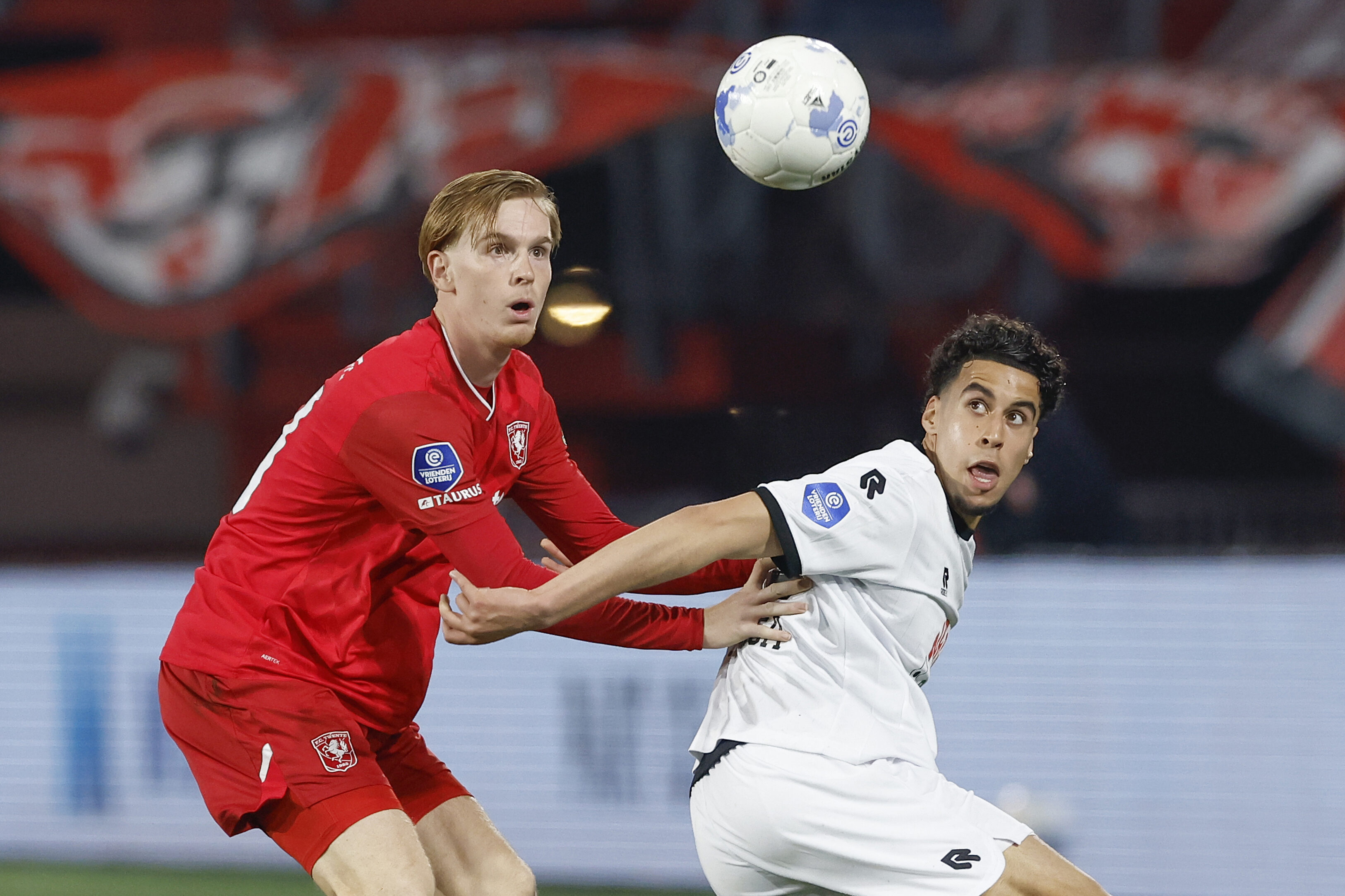 Mats Rots in het duel met NEC