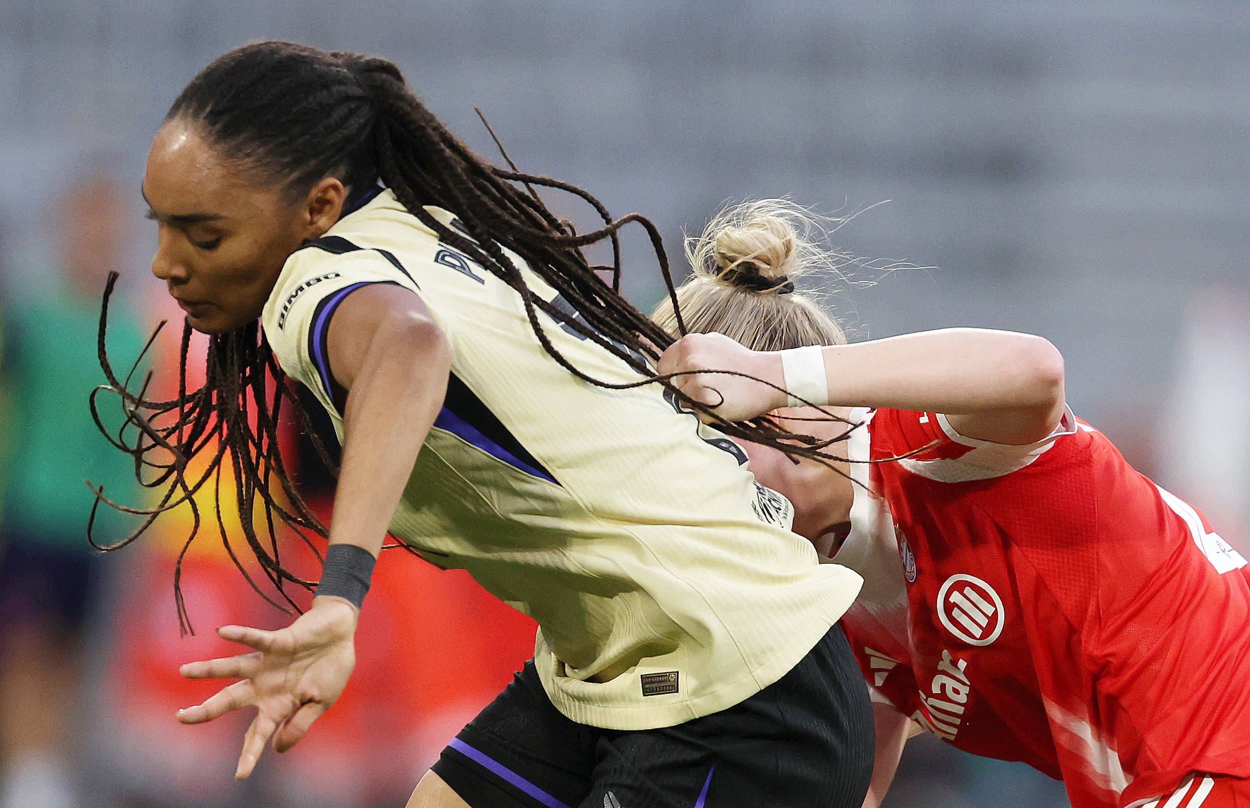 Franziska Kett trekt aan de haren bij Salma Paralluelo