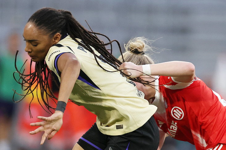 Franziska Kett trekt aan de haren bij Salma Paralluelo