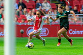 Elisa van Dijk (Ajax) en Justine Brandau (Feyenoord)
