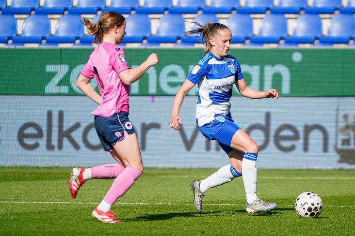 Sophie van Vugt (PEC Zwolle) in actie tegen Excelsior