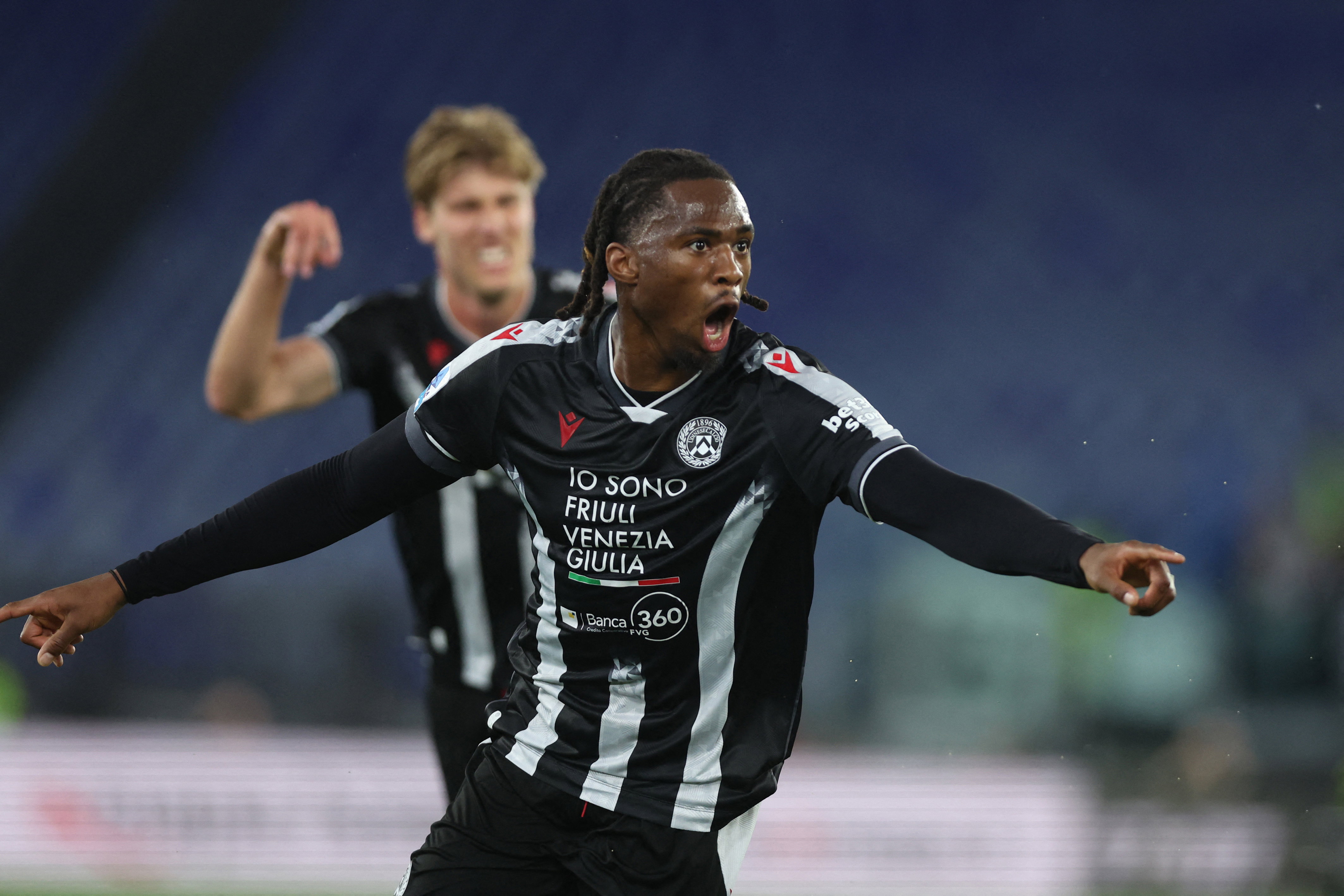 Kingsley Ehizibue juicht na een goal voor Udinese