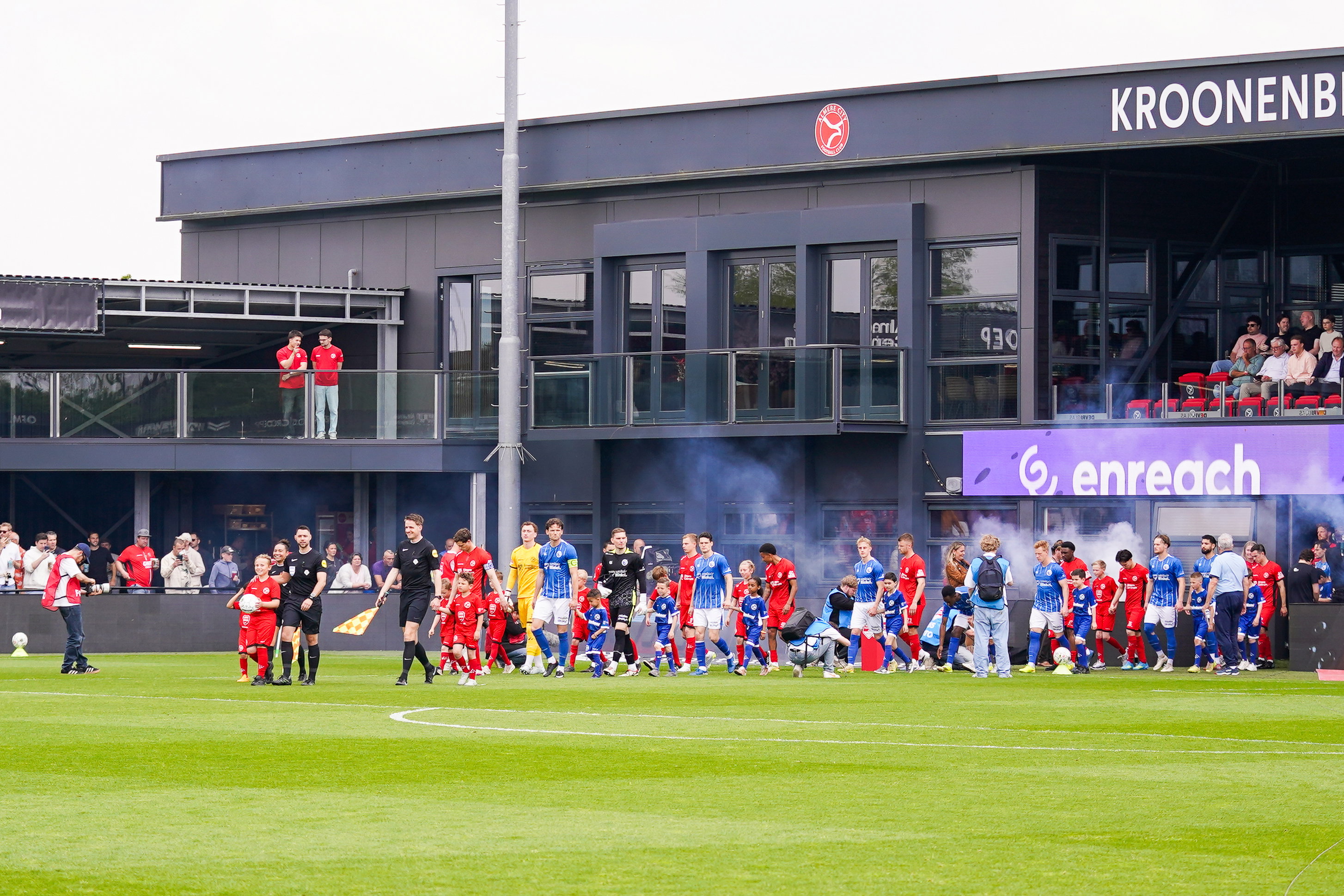 Almere City FC en FC Den Bosch komen het veld op in het Yanmar Stadion