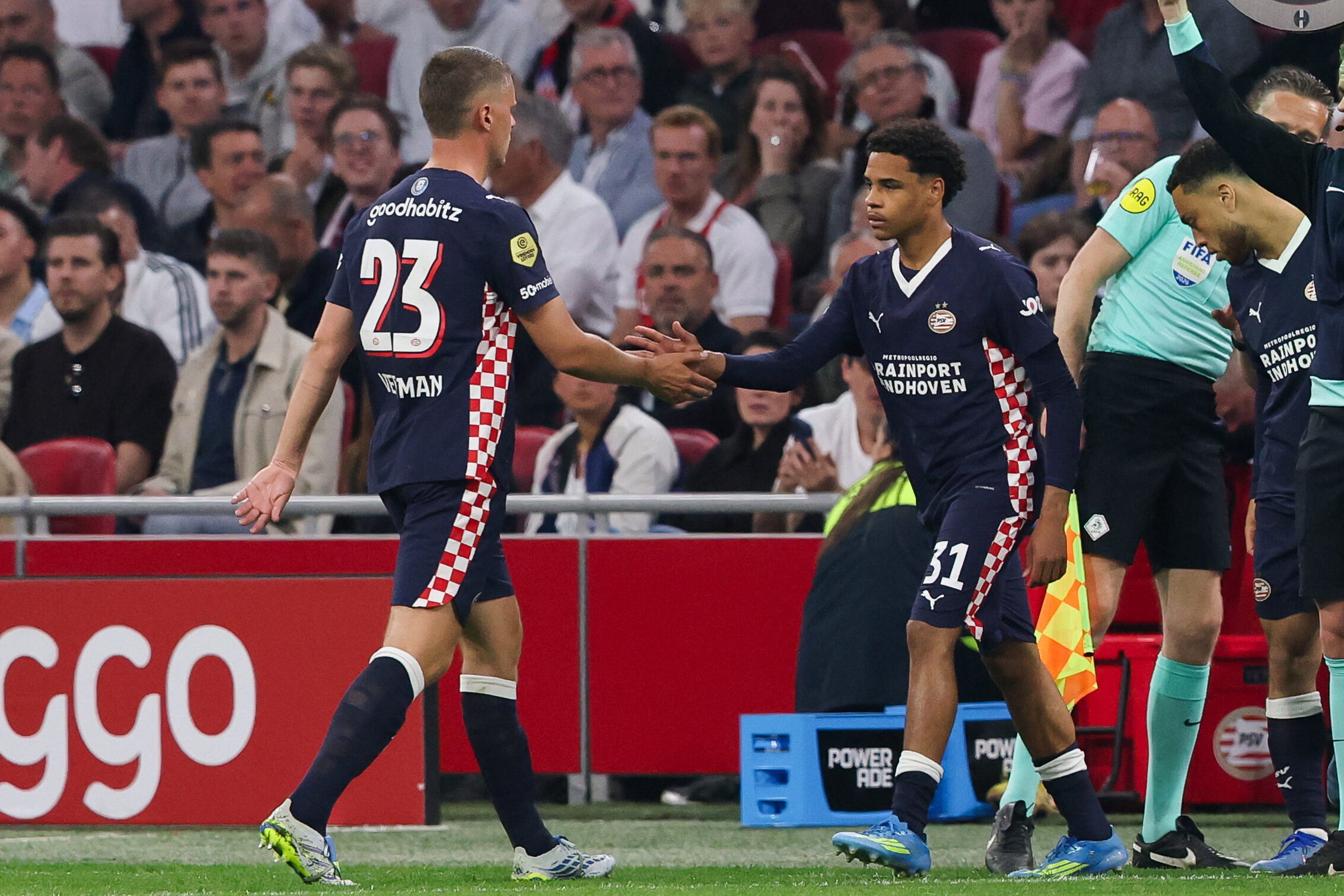 Noah Fernandez komt in het veld voor Joey Veerman