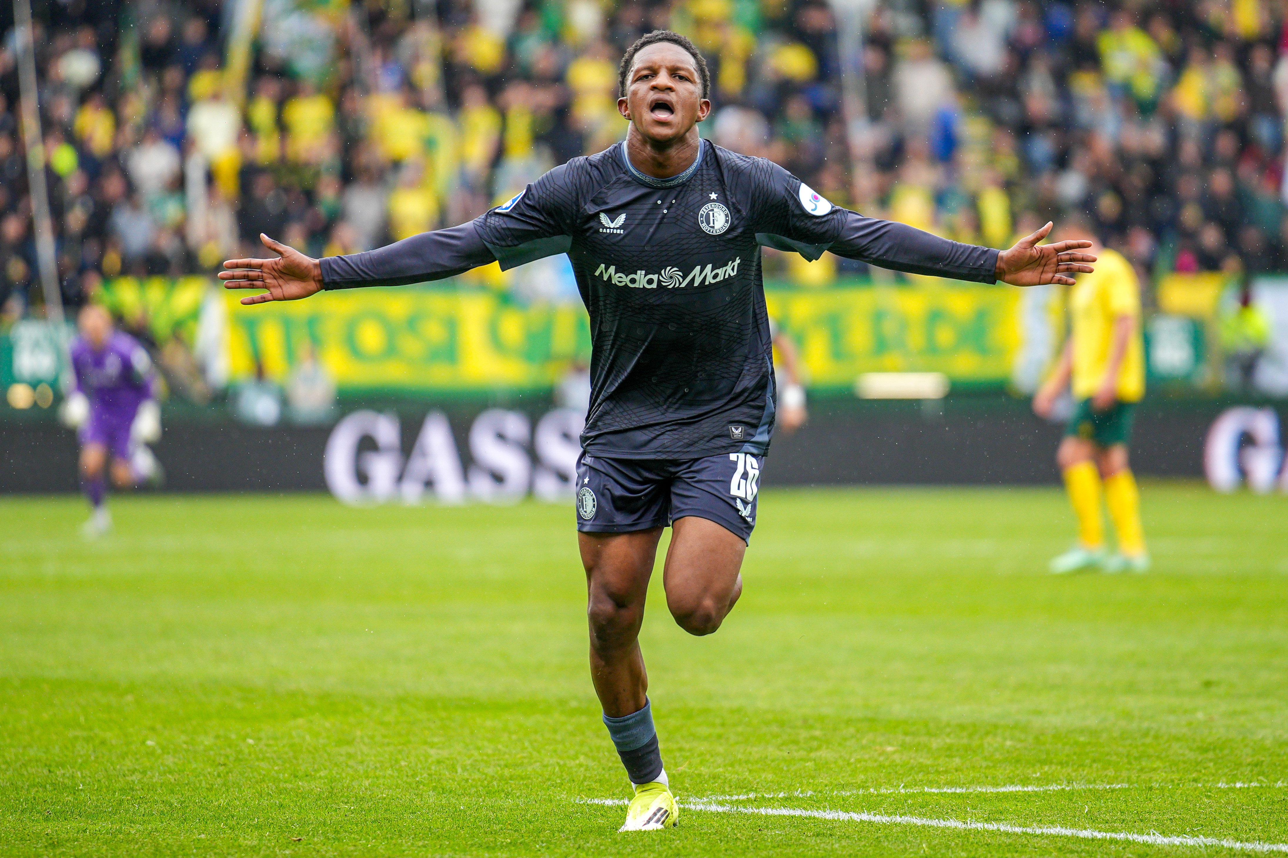 Givairo Read juicht na zijn goal