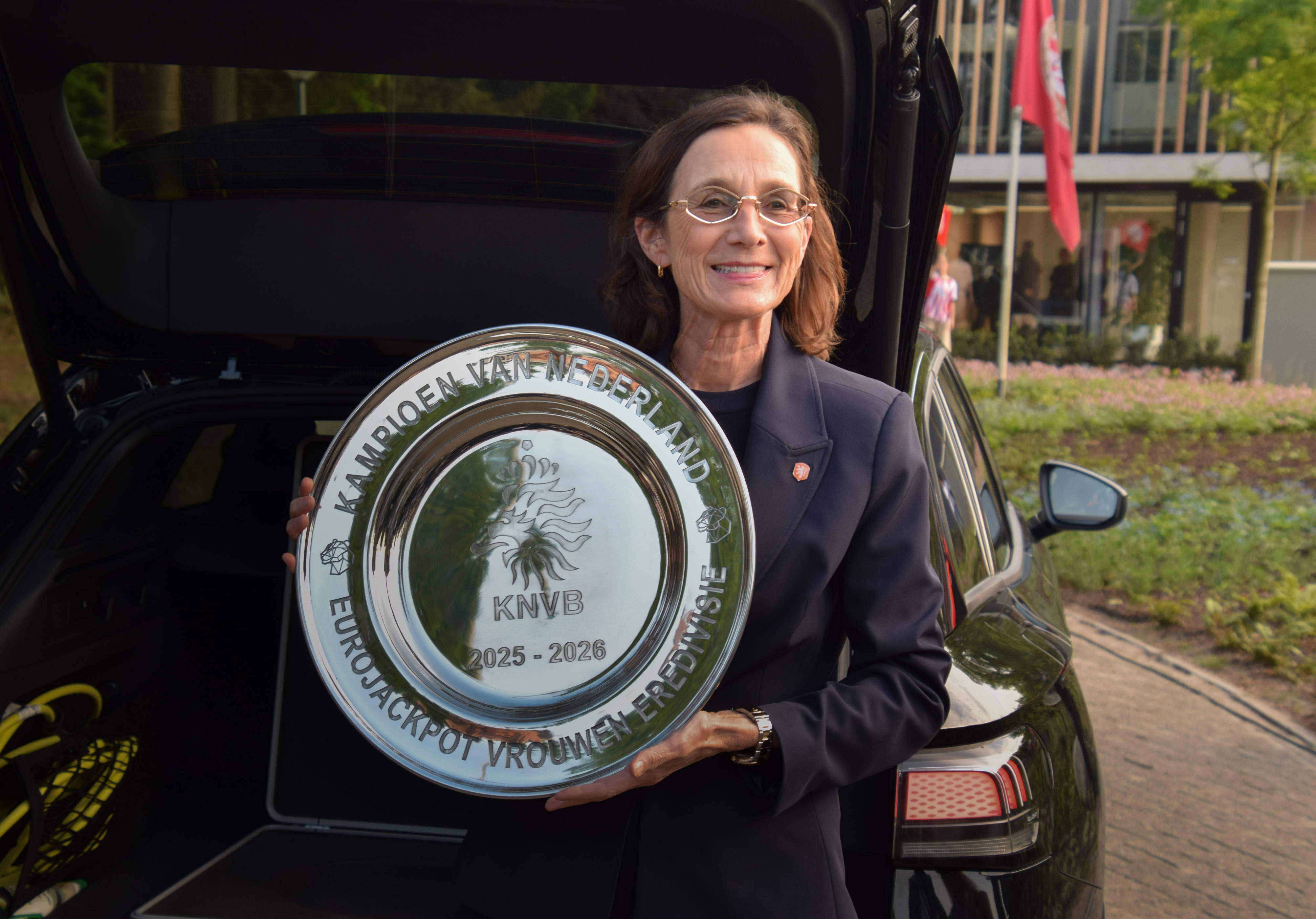 Marianne van Leeuwen met de schaal van de Eurojackpot Vrouwen Eredivisie