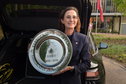 Marianne van Leeuwen met de schaal van de Eurojackpot Vrouwen Eredivisie