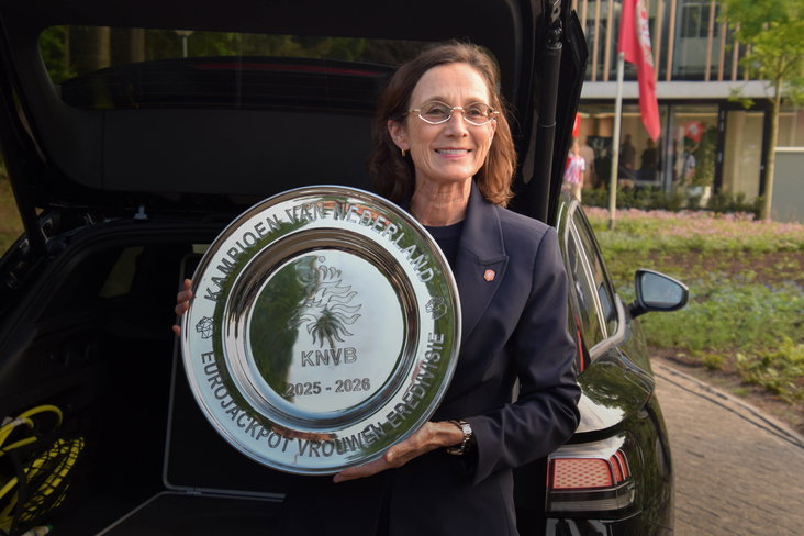 Marianne van Leeuwen met de schaal van de Eurojackpot Vrouwen Eredivisie